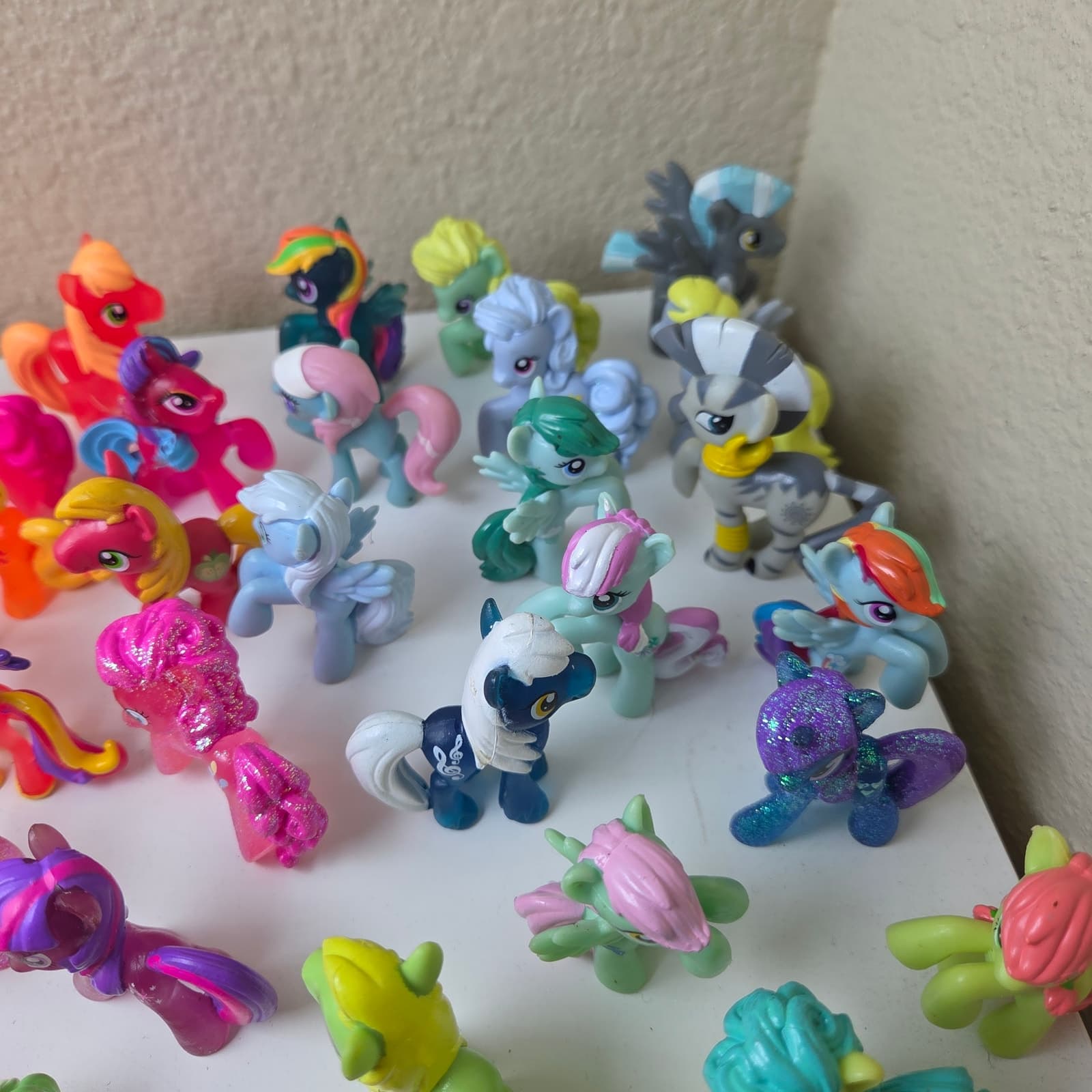 My Little Pony GIANT Bundle Of Mini Figures, Metal Lunchbox, Dog Tags & G5 Pony - Thumbnail 4
