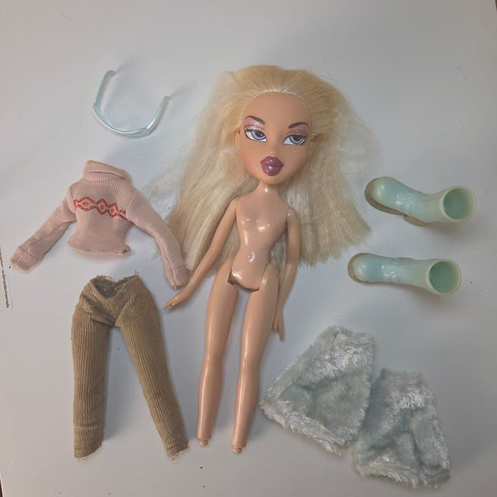 Bratz Vintage 2003 Wintertime Wonderland Cloe with Original Outfit - Thumbnail 4