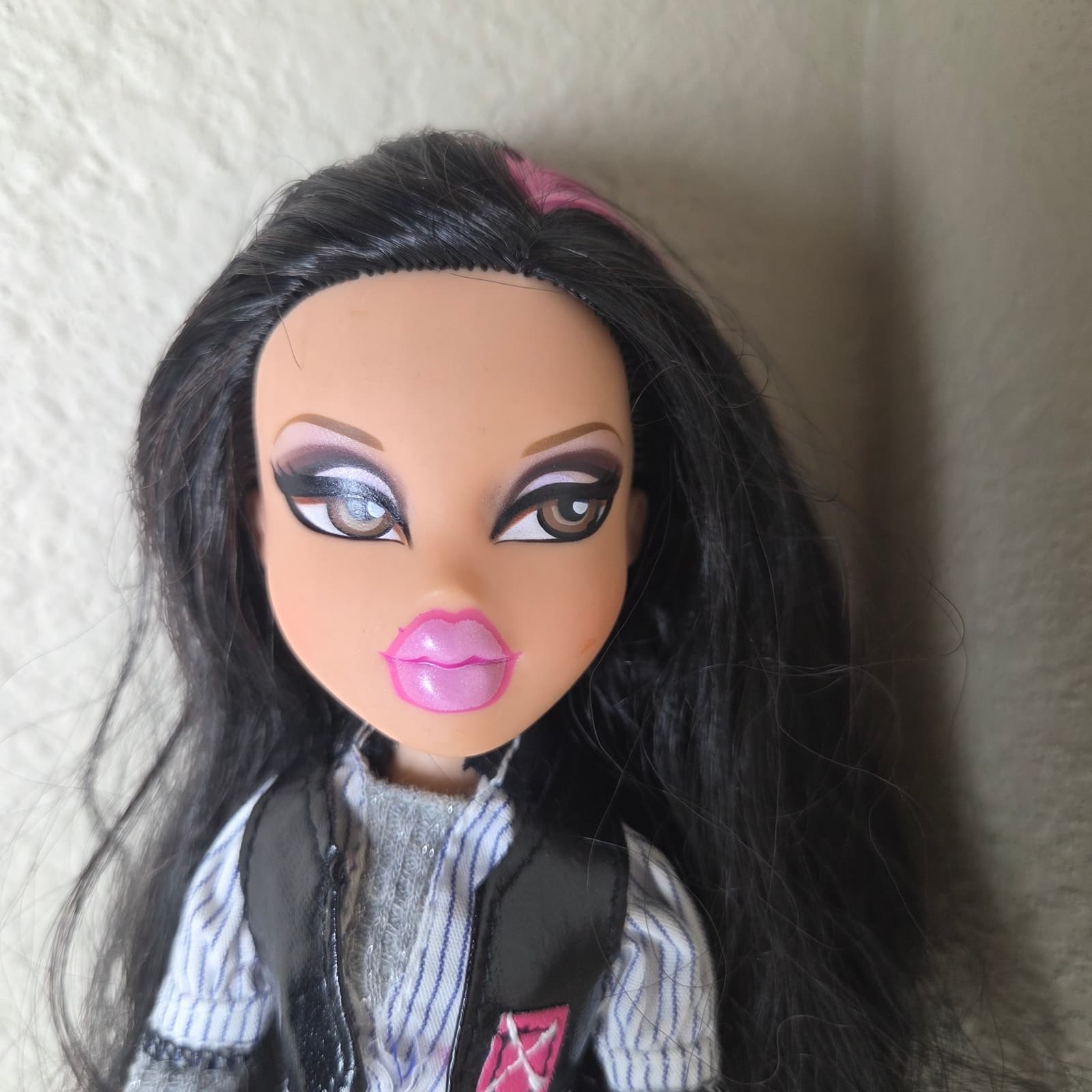 BRATZ Fully Articulated 10th Anniversary Party Jade with Original Outfit - Thumbnail 2