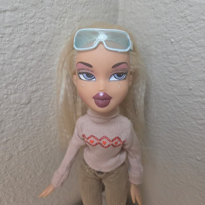 Bratz Vintage 2003 Wintertime Wonderland Cloe with Original Outfit - Thumbnail 2