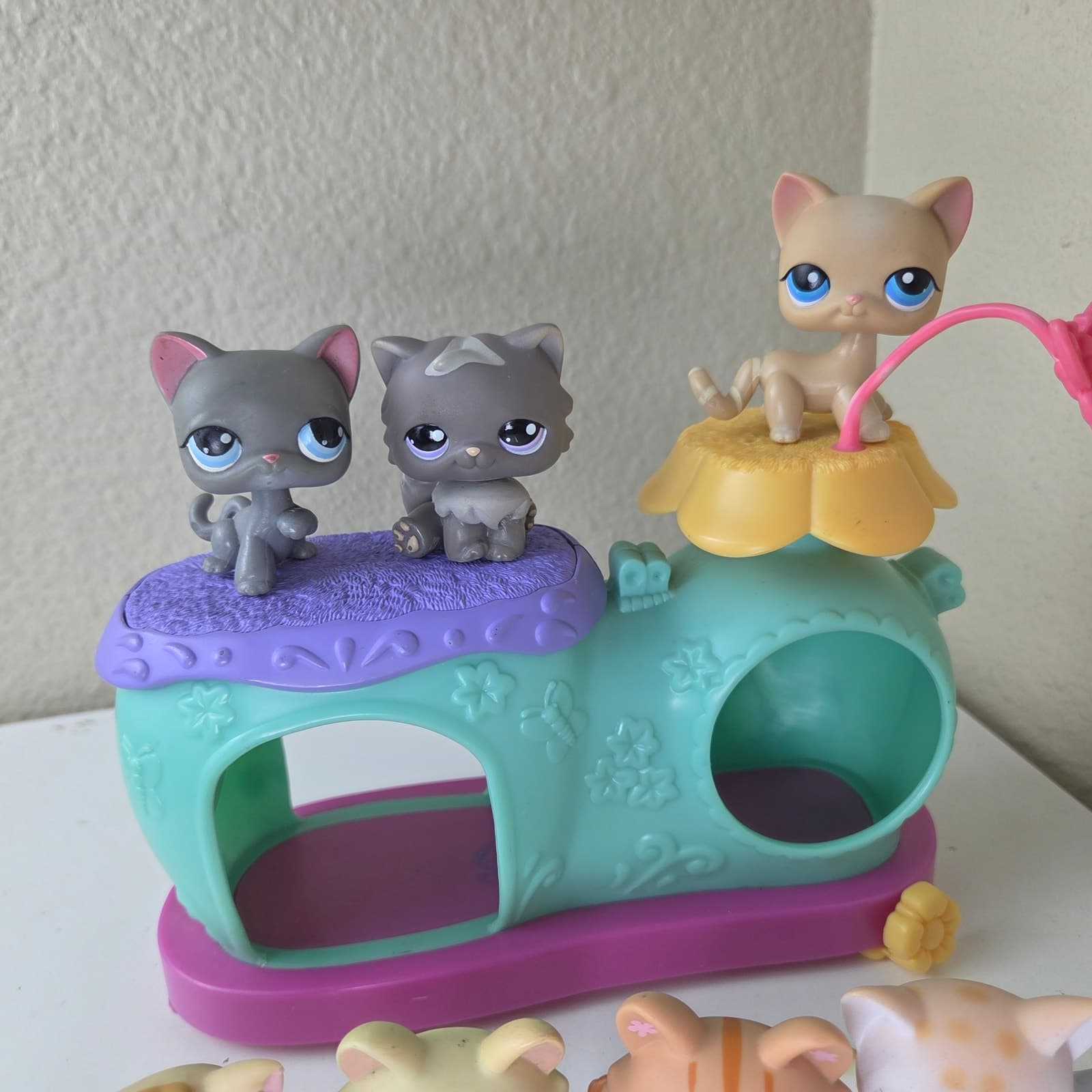 Littlest Pet Shop LPS Curious Kittens House + Cats Crouching Shorthair - Thumbnail 4
