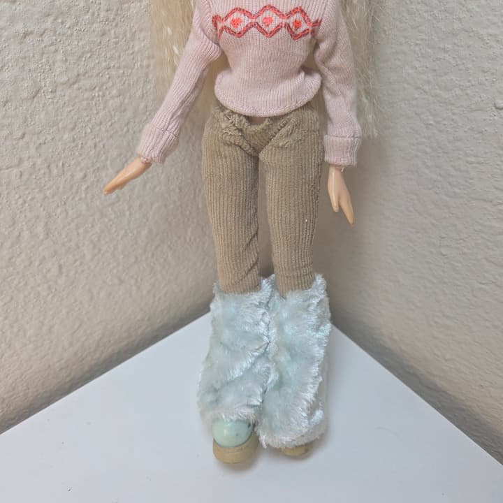 Bratz Vintage 2003 Wintertime Wonderland Cloe with Original Outfit - Thumbnail 3