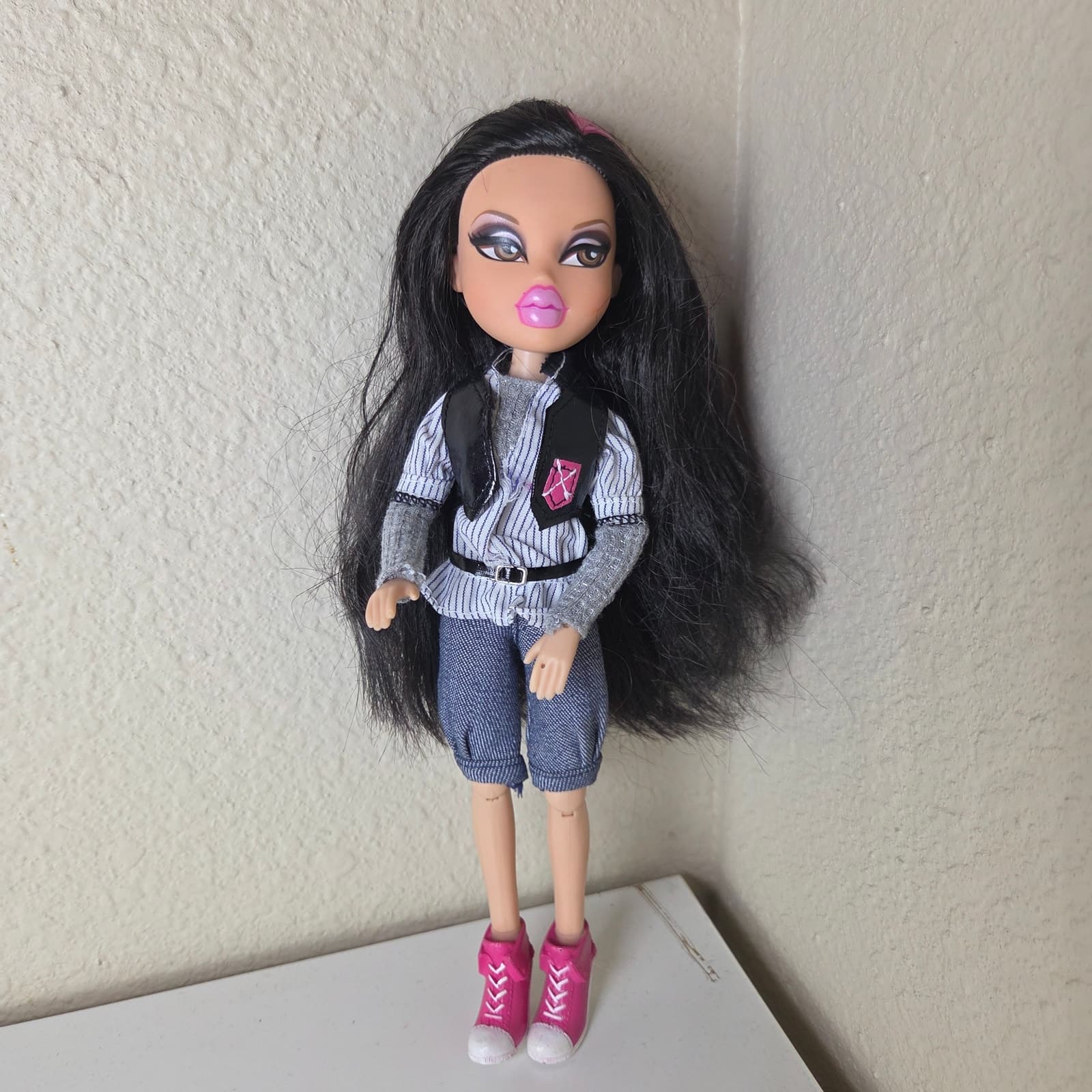 BRATZ Fully Articulated 10th Anniversary Party Jade with Original Outfit - Image 1