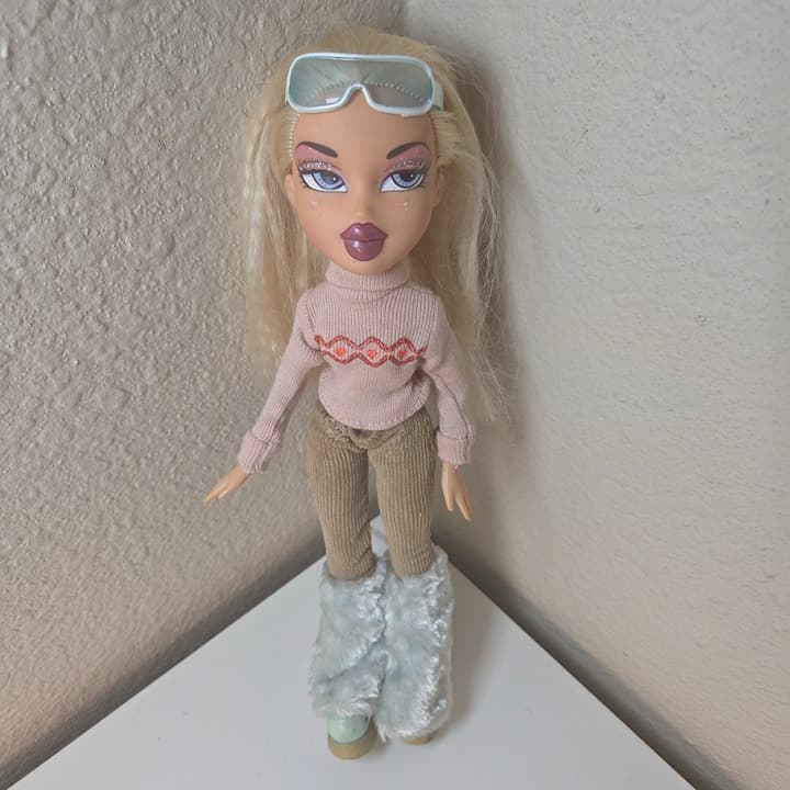 Bratz Vintage 2003 Wintertime Wonderland Cloe with Original Outfit - Image 1