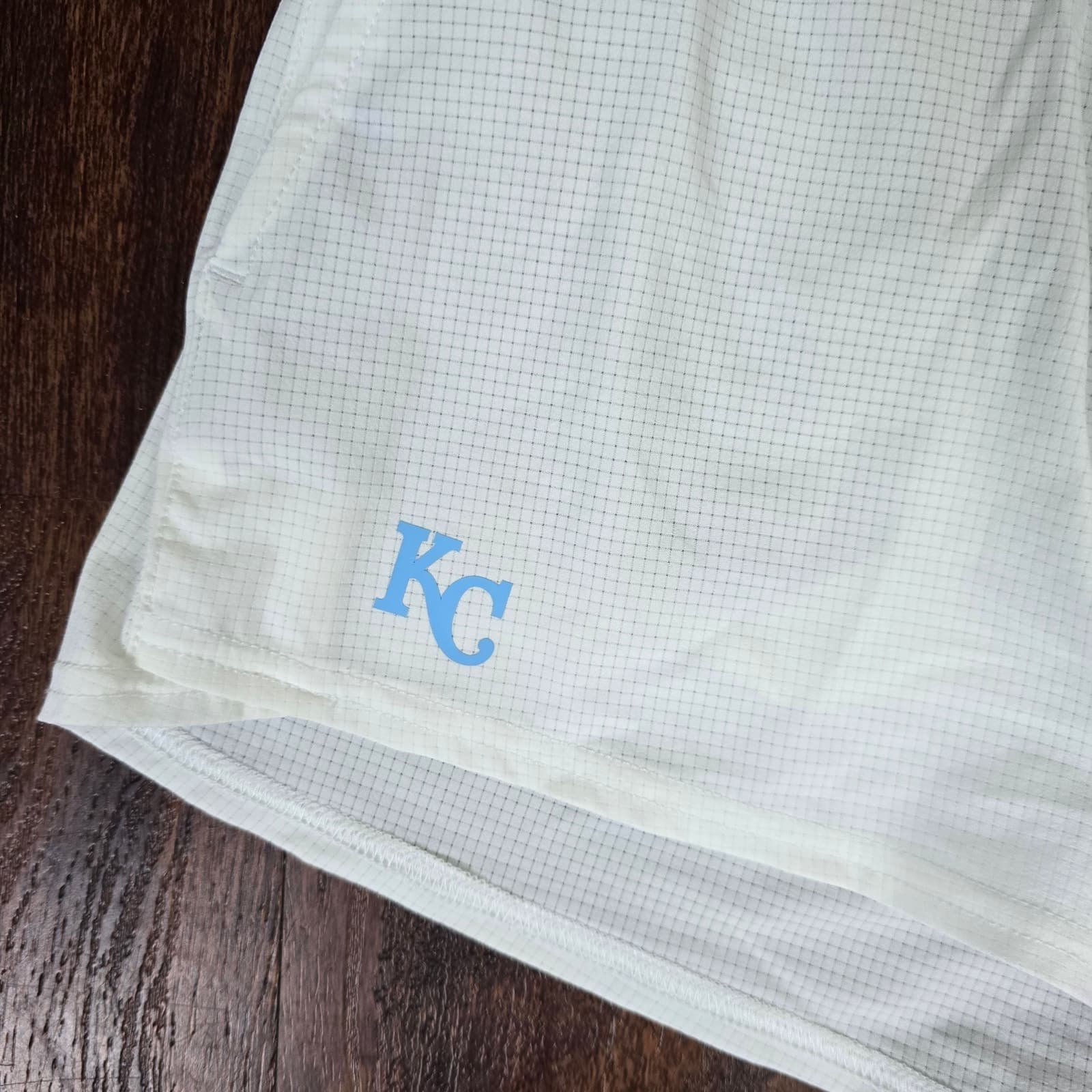 Vuori Seabreeze Shorts - White Kansas City Royals - Size XL - Thumbnail 5
