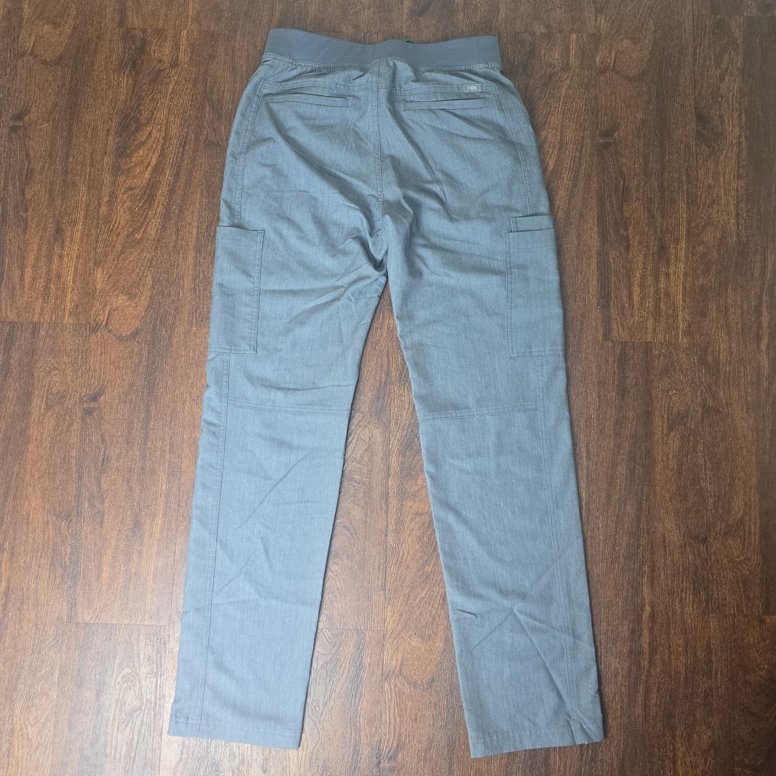 FIGS Men's Scrub Set Axim Scrub Pants Small + Leon 3 Pocket Scrub Top Medium - Thumbnail 9