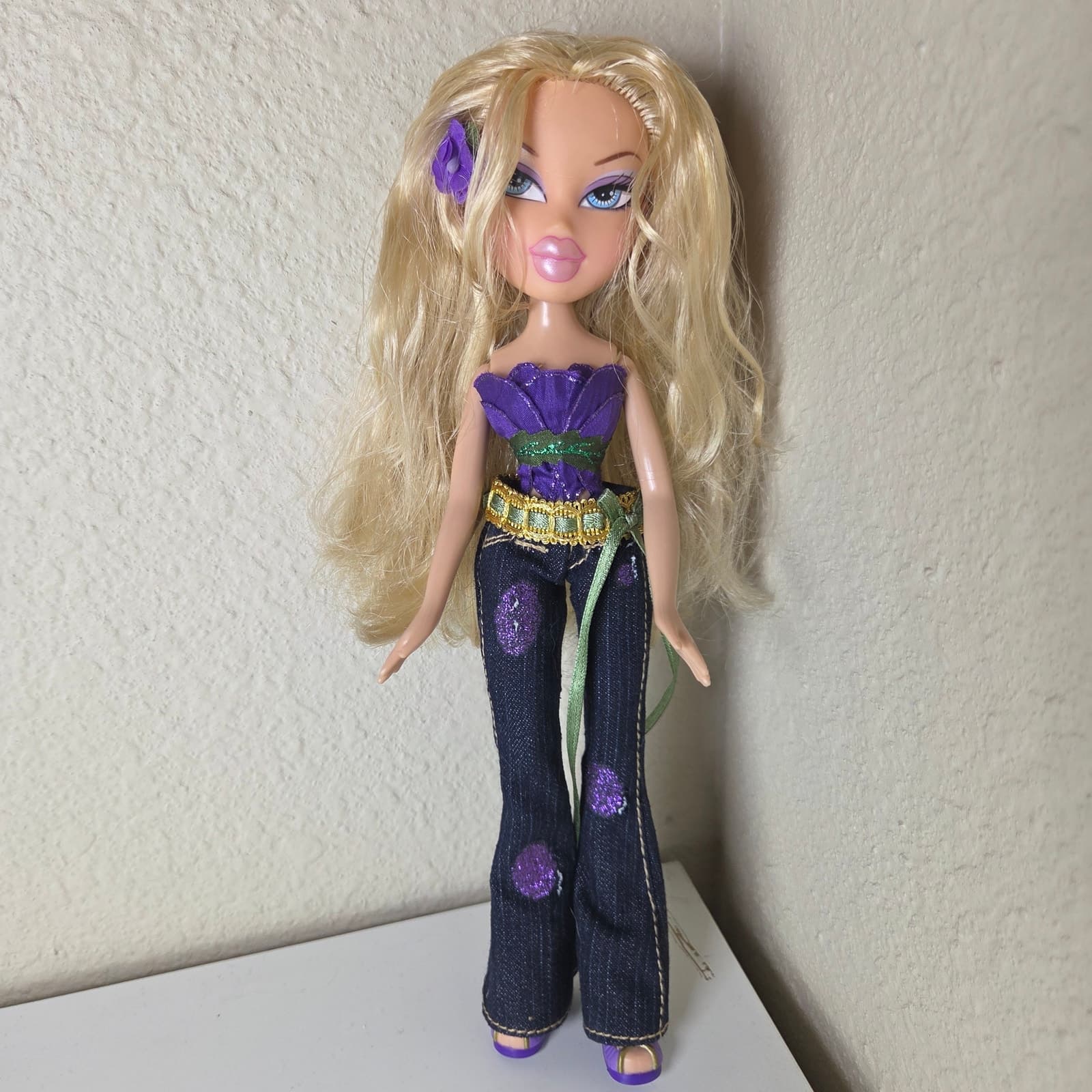 Bratz 2007 Flower Girlz Cloe in Original Outfit with Hair Flower - Image 1