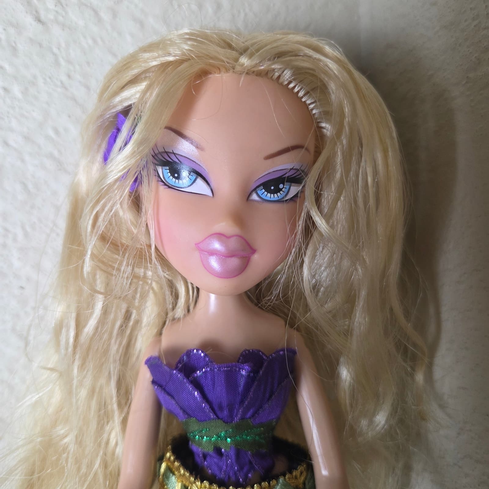 Bratz 2007 Flower Girlz Cloe in Original Outfit with Hair Flower - Thumbnail 2