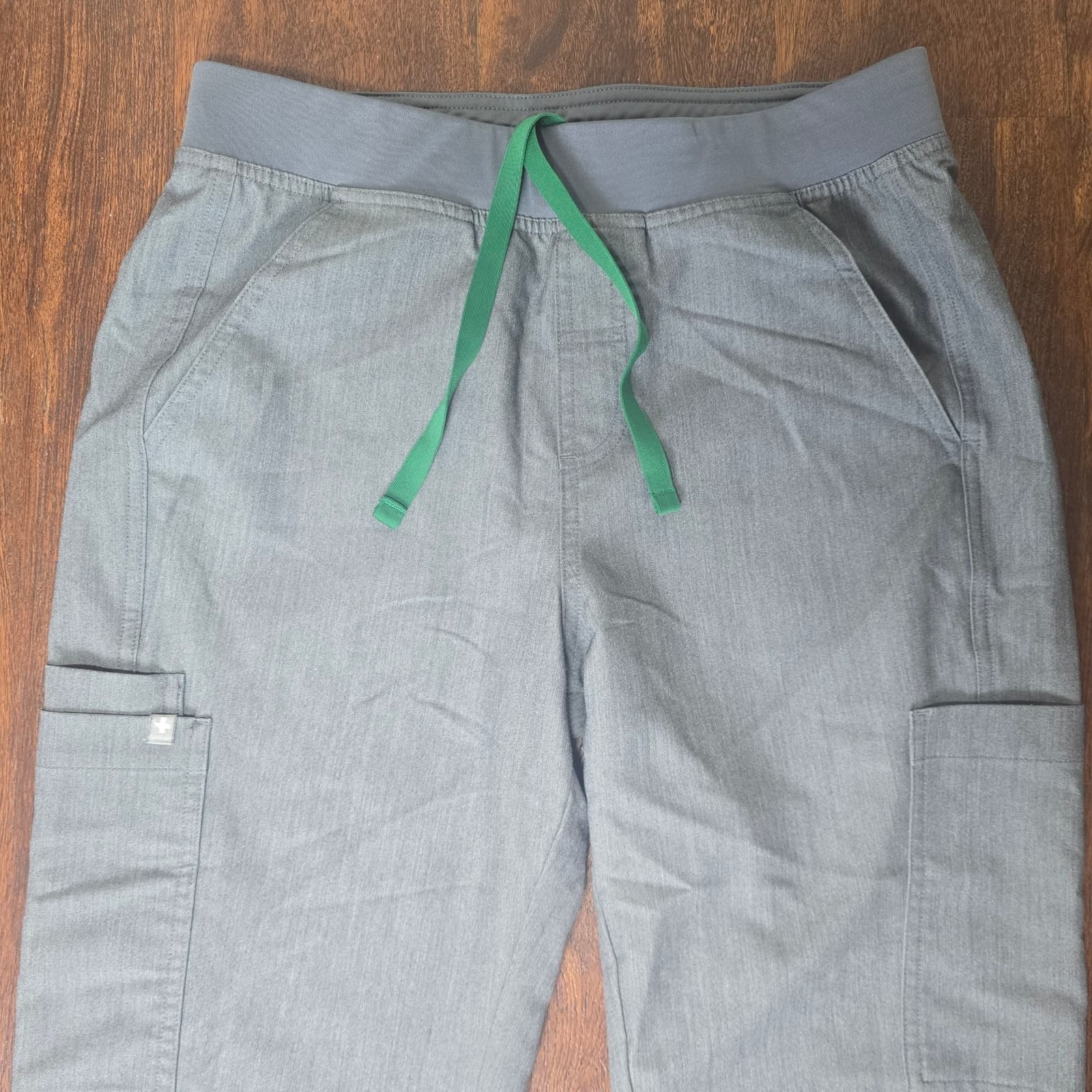 FIGS Men's Scrub Set Axim Scrub Pants Small + Leon 3 Pocket Scrub Top Medium - Thumbnail 6