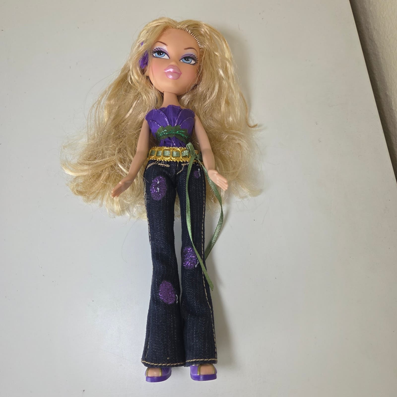 Bratz 2007 Flower Girlz Cloe in Original Outfit with Hair Flower - Thumbnail 5
