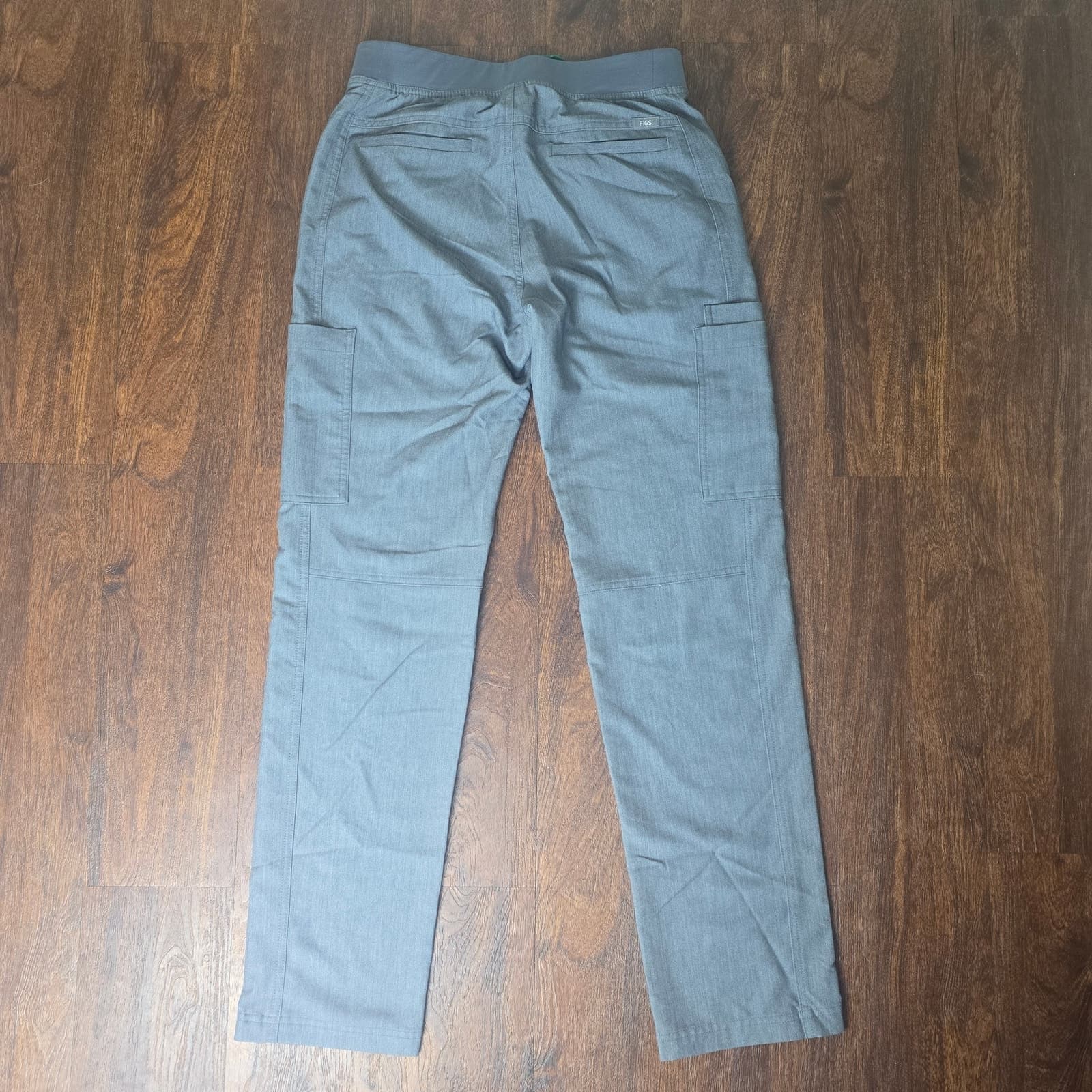 FIGS Men's Scrub Set Axim Scrub Pants Small + Leon 3 Pocket Scrub Top Medium - Thumbnail 8