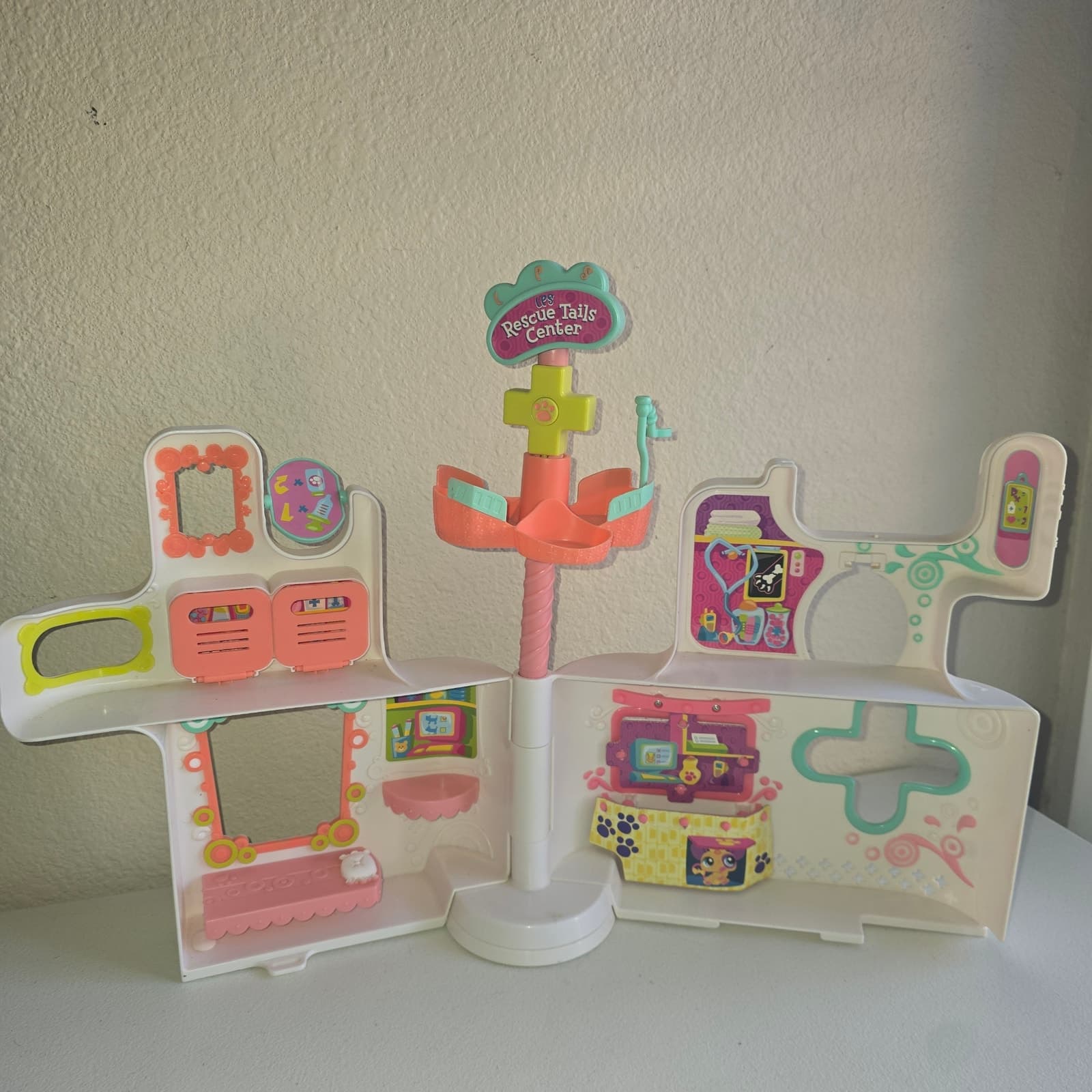 Littlest Pet Shop 2009 Rescue Tails Center Playset - Image 1