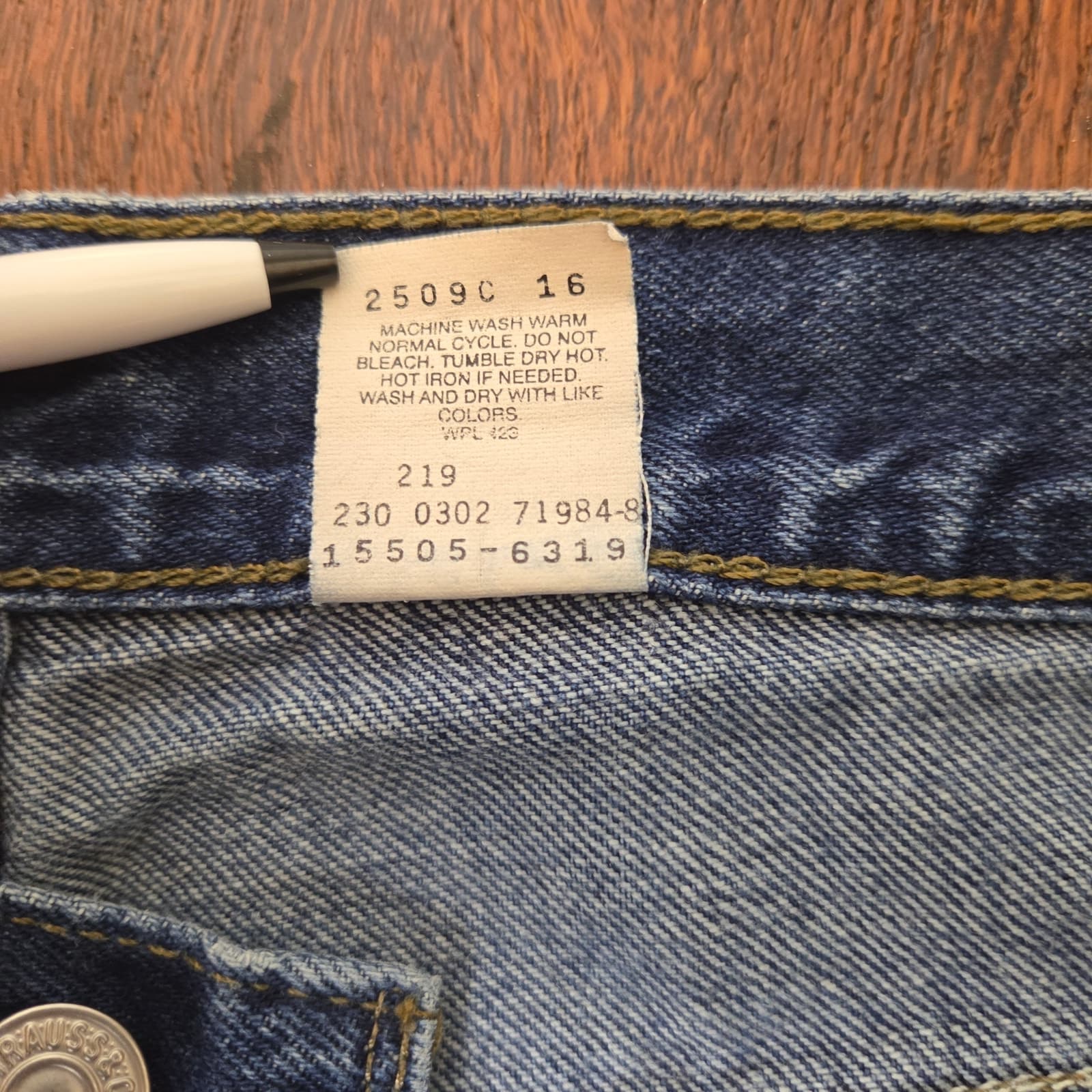 Vintage 2002 Levi's 505 Lower Rise Straight Leg Jeans - Medium Wash - Size 12 - Thumbnail 7