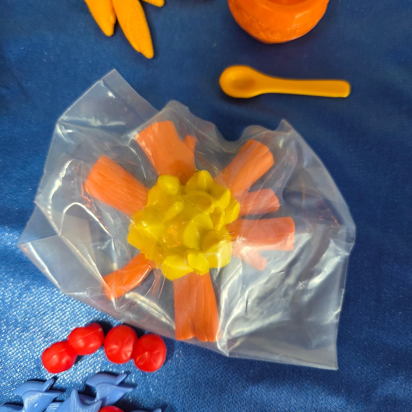 Vintage 1995 Disney Pocahontas & Nakoma Dolls + Disney Powhatan Village Pieces - Thumbnail 7