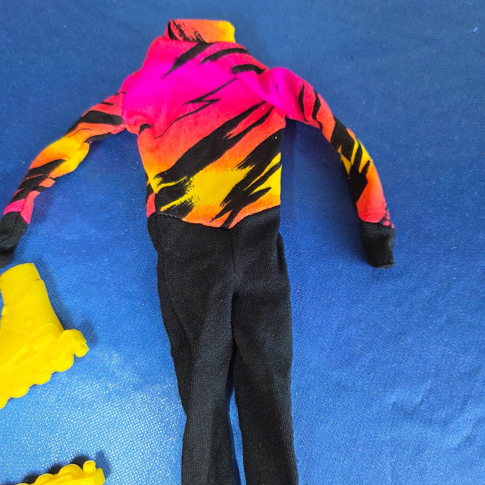 Vintage Barbie 1994 Mattel Hot Skatin' Ken Doll Made to Move Body Outfit Skates - Thumbnail 6