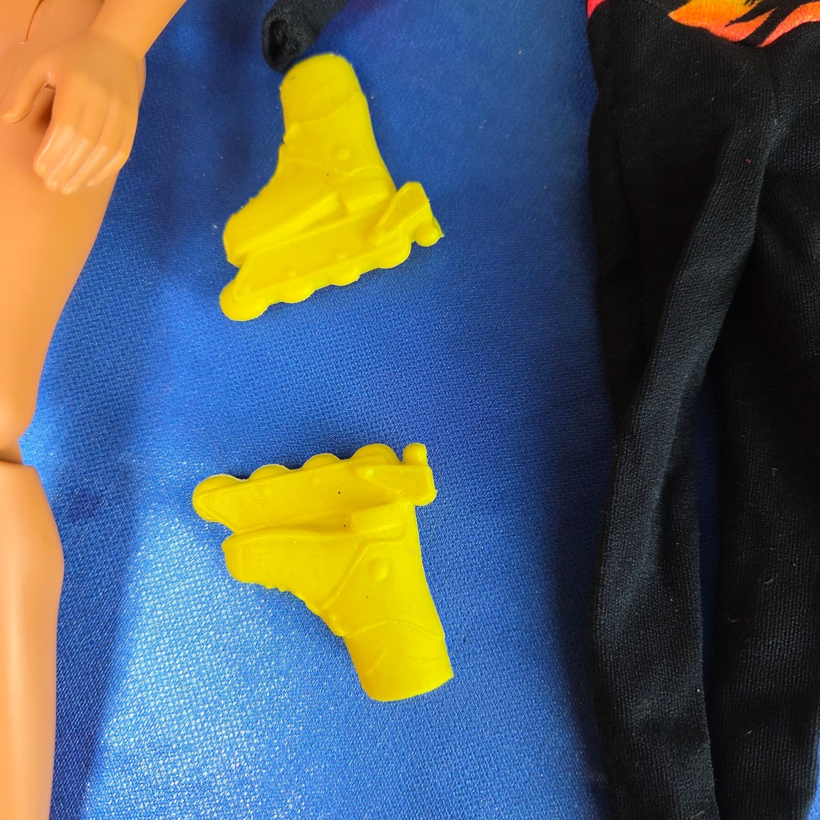 Vintage Barbie 1994 Mattel Hot Skatin' Ken Doll Made to Move Body Outfit Skates - Thumbnail 5