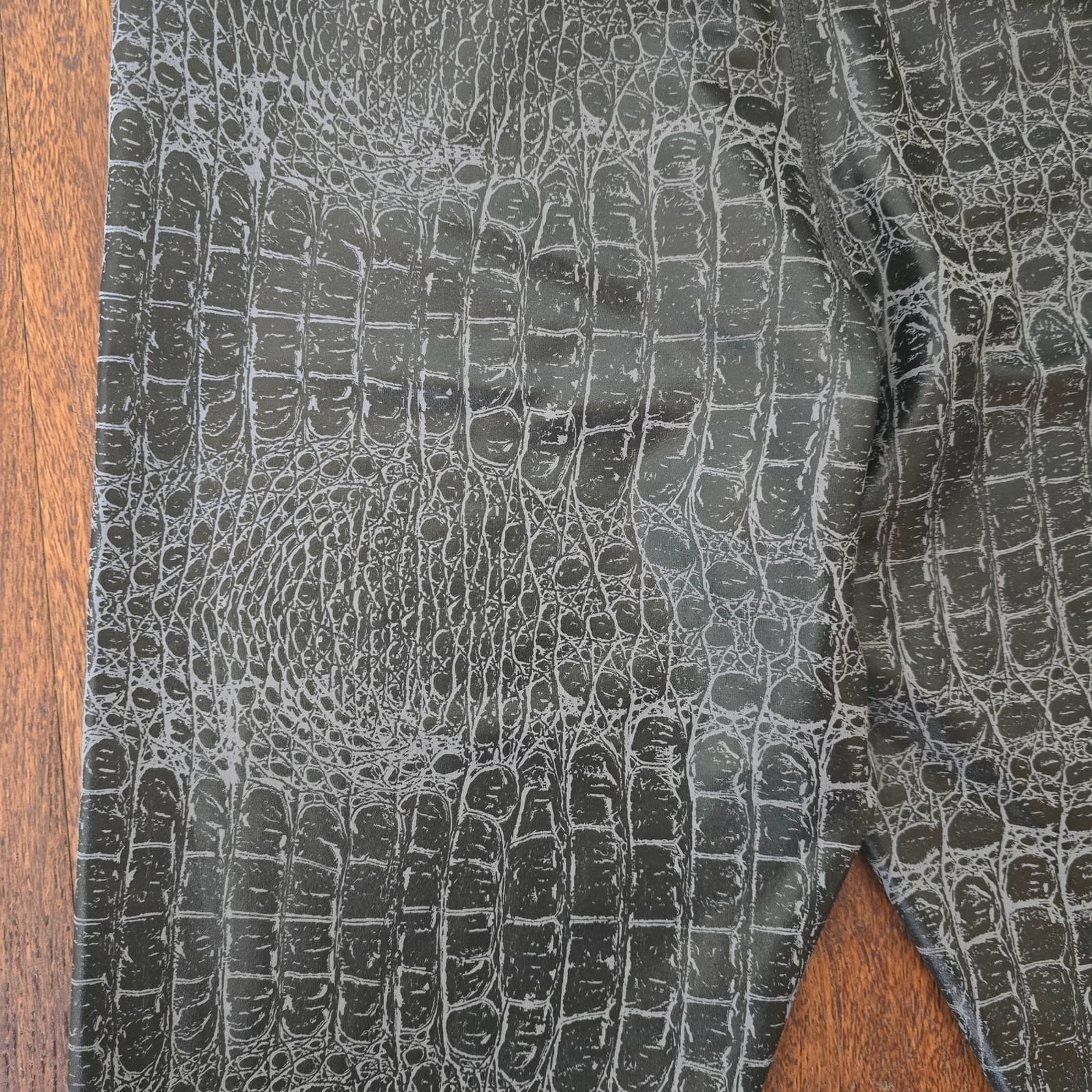 Zyia Active Light N Tight Leggings in Gray Armour Snakeskin, Size 6-82 - Thumbnail 10