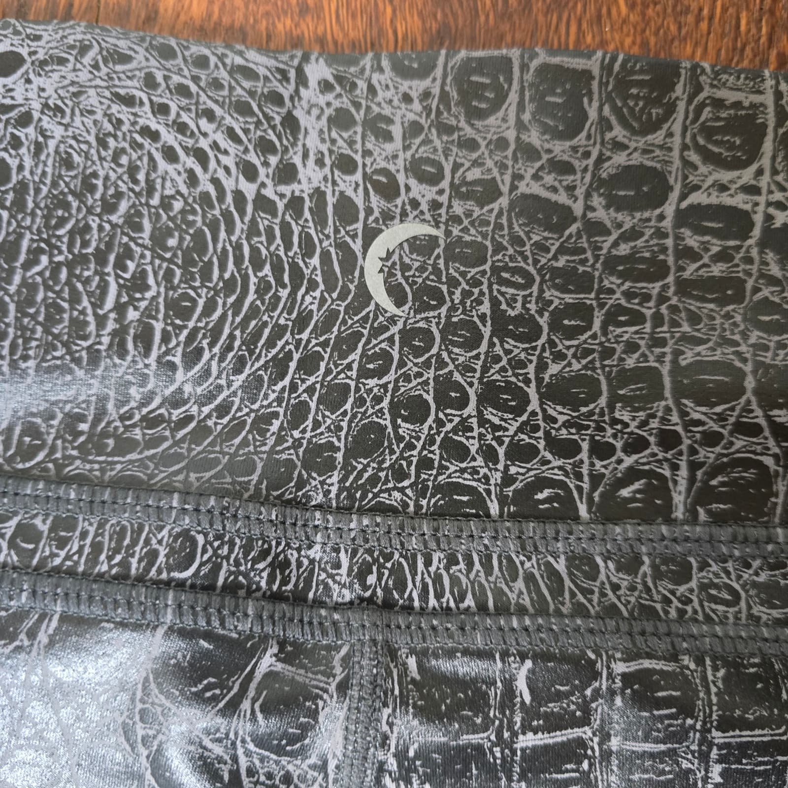 Zyia Active Light N Tight Leggings in Gray Armour Snakeskin, Size 6-82 - Thumbnail 9