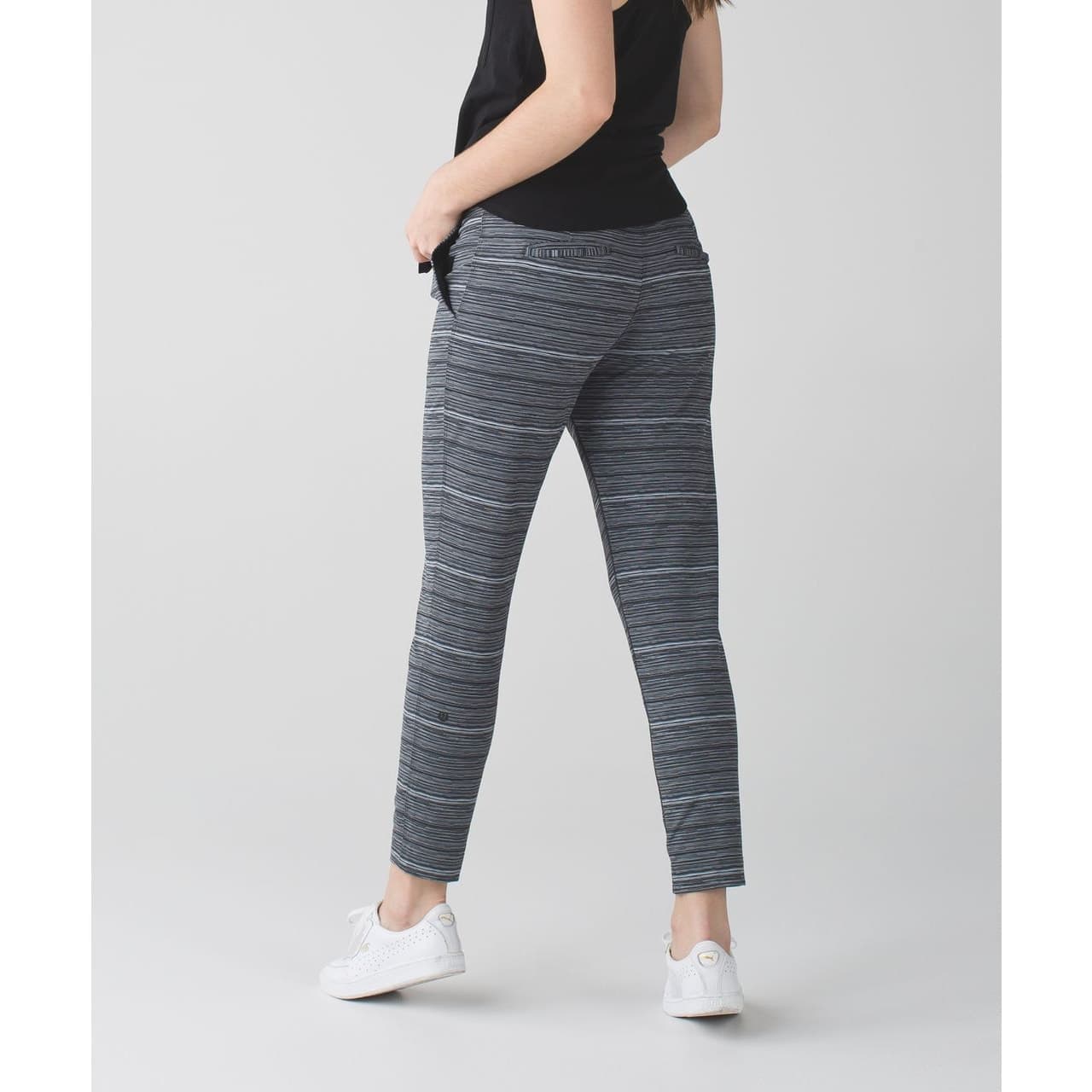 Lululemon Jet Crop (Slim) (Luxtreme) Cyber Black Deep Coal Size 6 - Thumbnail 4