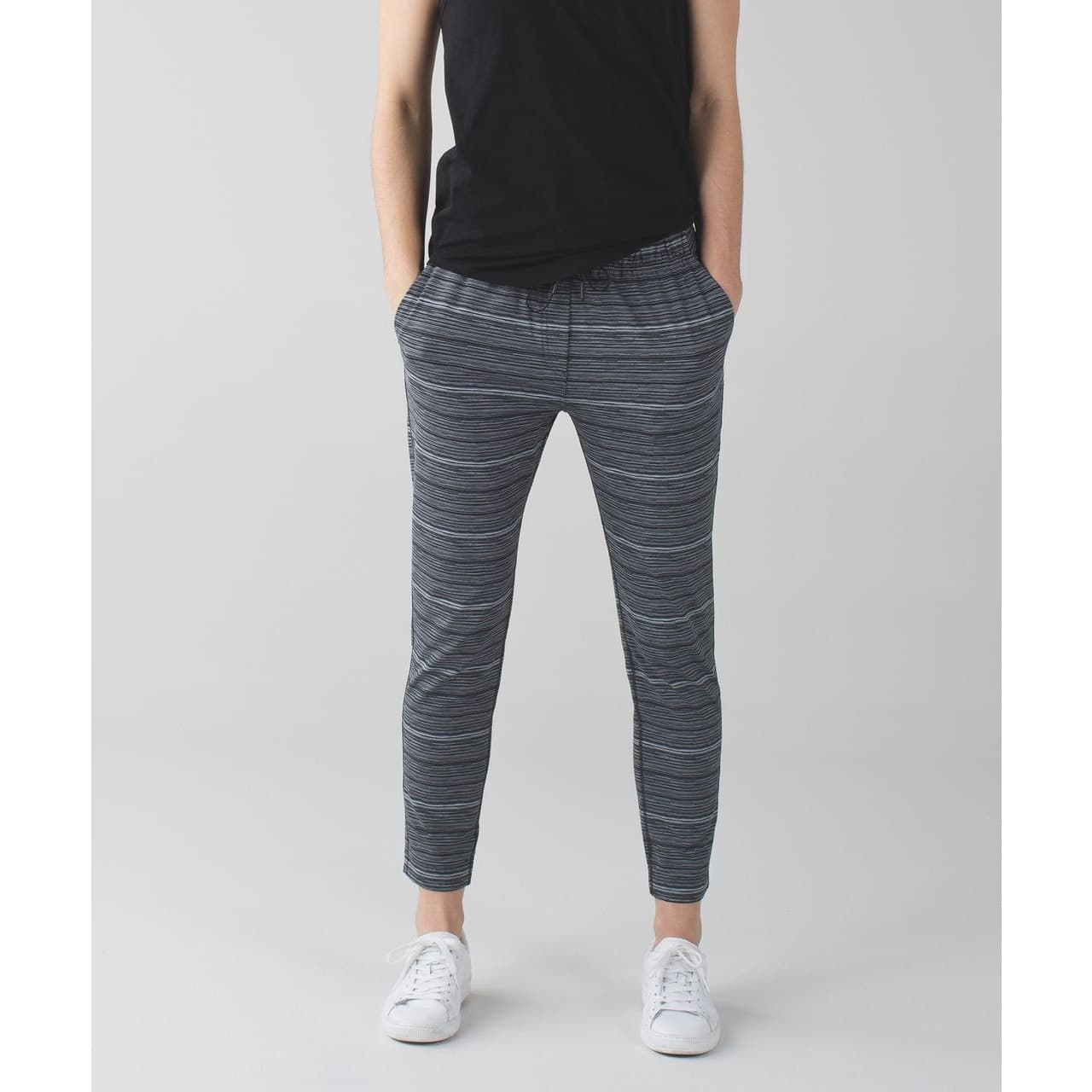 Lululemon Jet Crop (Slim) (Luxtreme) Cyber Black Deep Coal Size 6 - Thumbnail 2