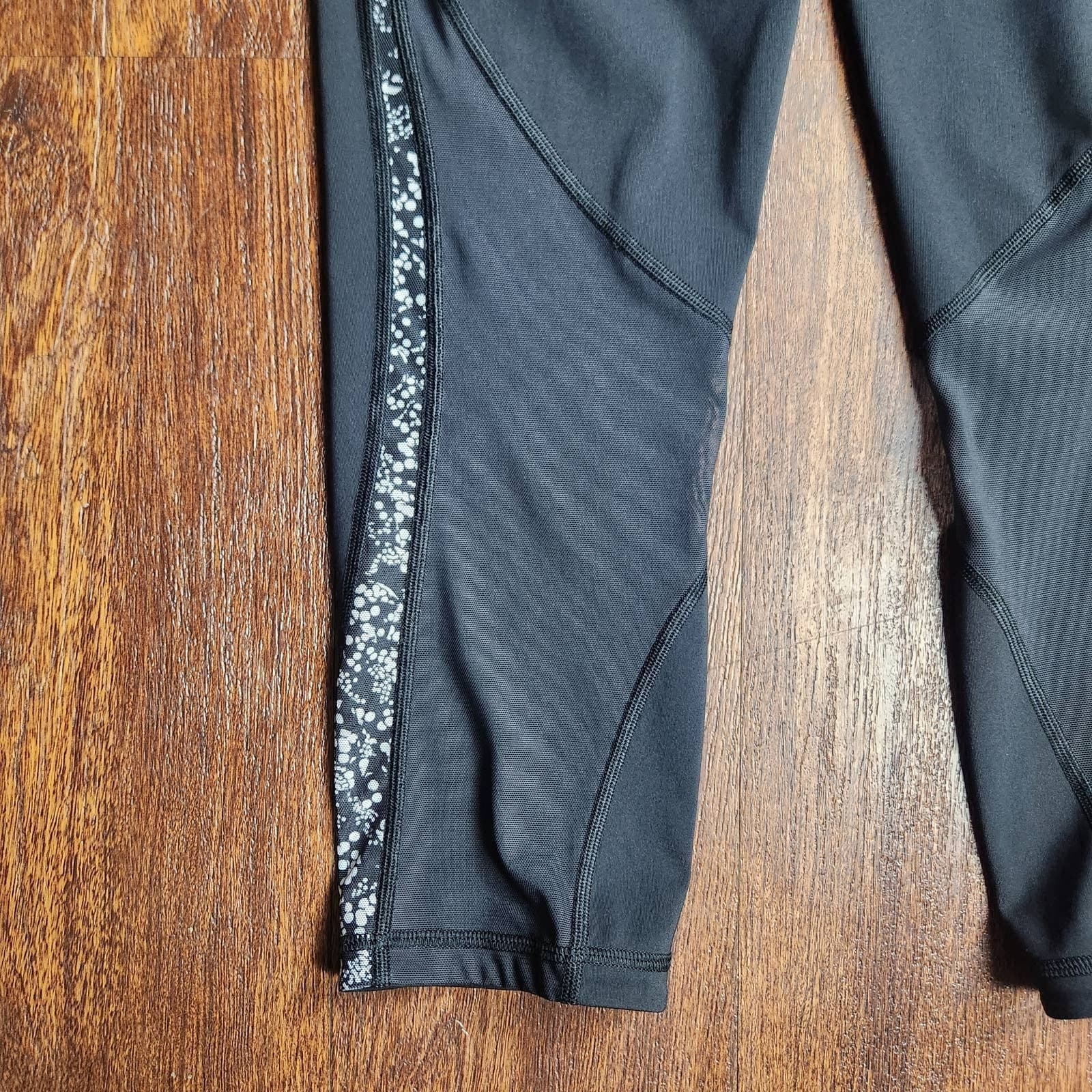 Lululemon Mix & Mesh Crop *21" in Black / Chirasu Black / Black W6AM7S, Size 6 - Thumbnail 4