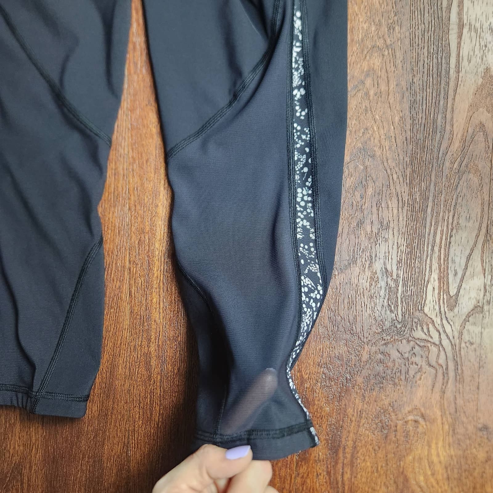 Lululemon Mix & Mesh Crop *21" in Black / Chirasu Black / Black W6AM7S, Size 6 - Thumbnail 3