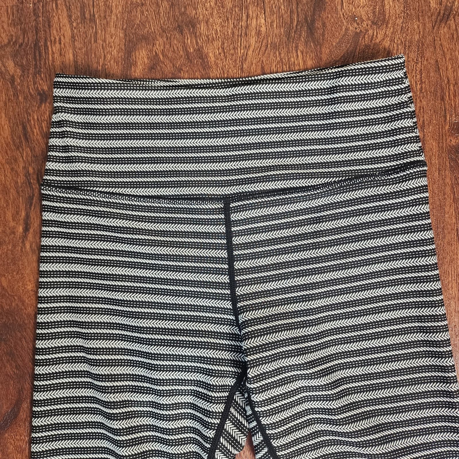 Zyia Black Aztec Adrenaline 7/8 Leggings Stripe Herringbone Chevron, Size 4 - Thumbnail 4