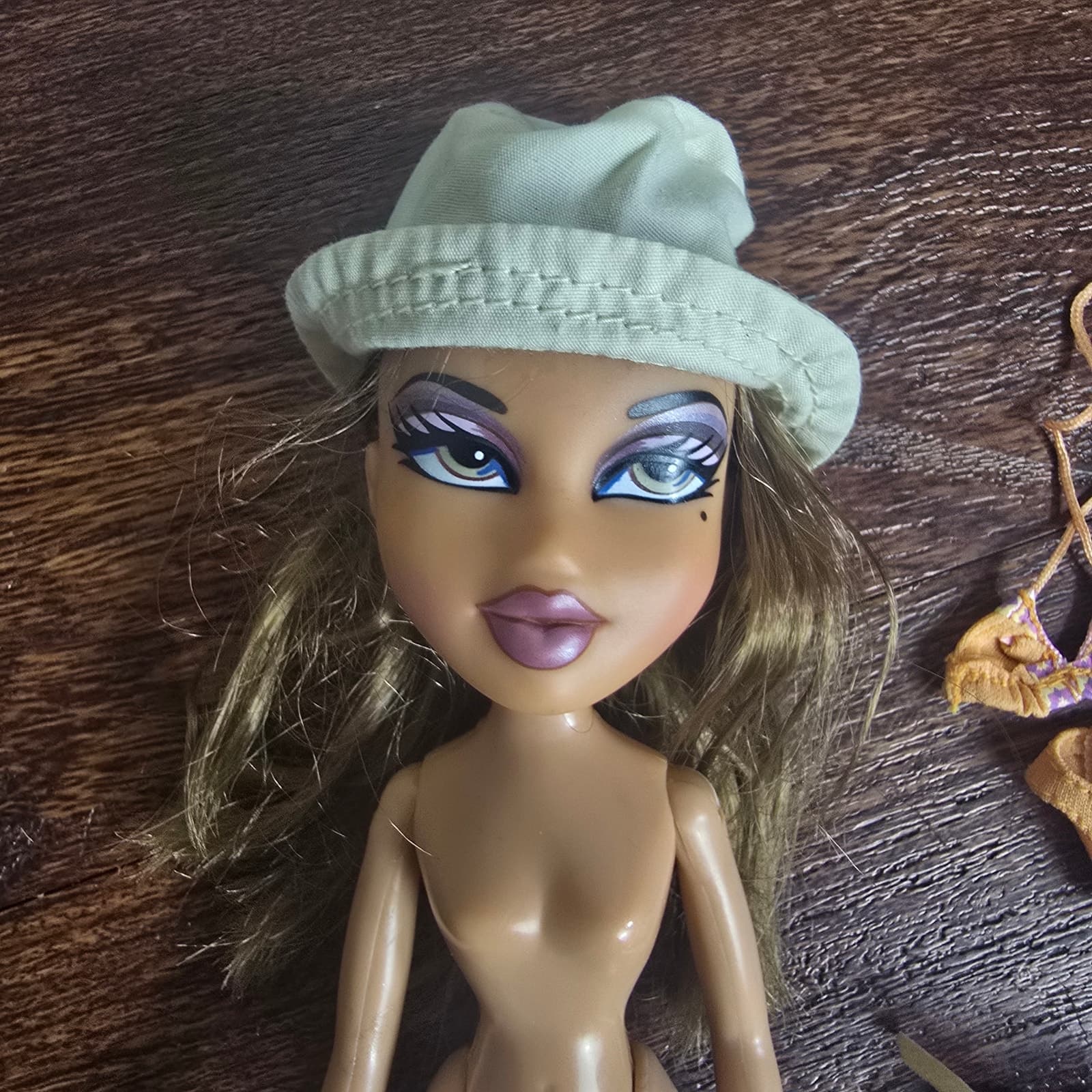 Vintage 2002 Bratz Yasmin Beach Party Doll + Near Complete Set - Thumbnail 2
