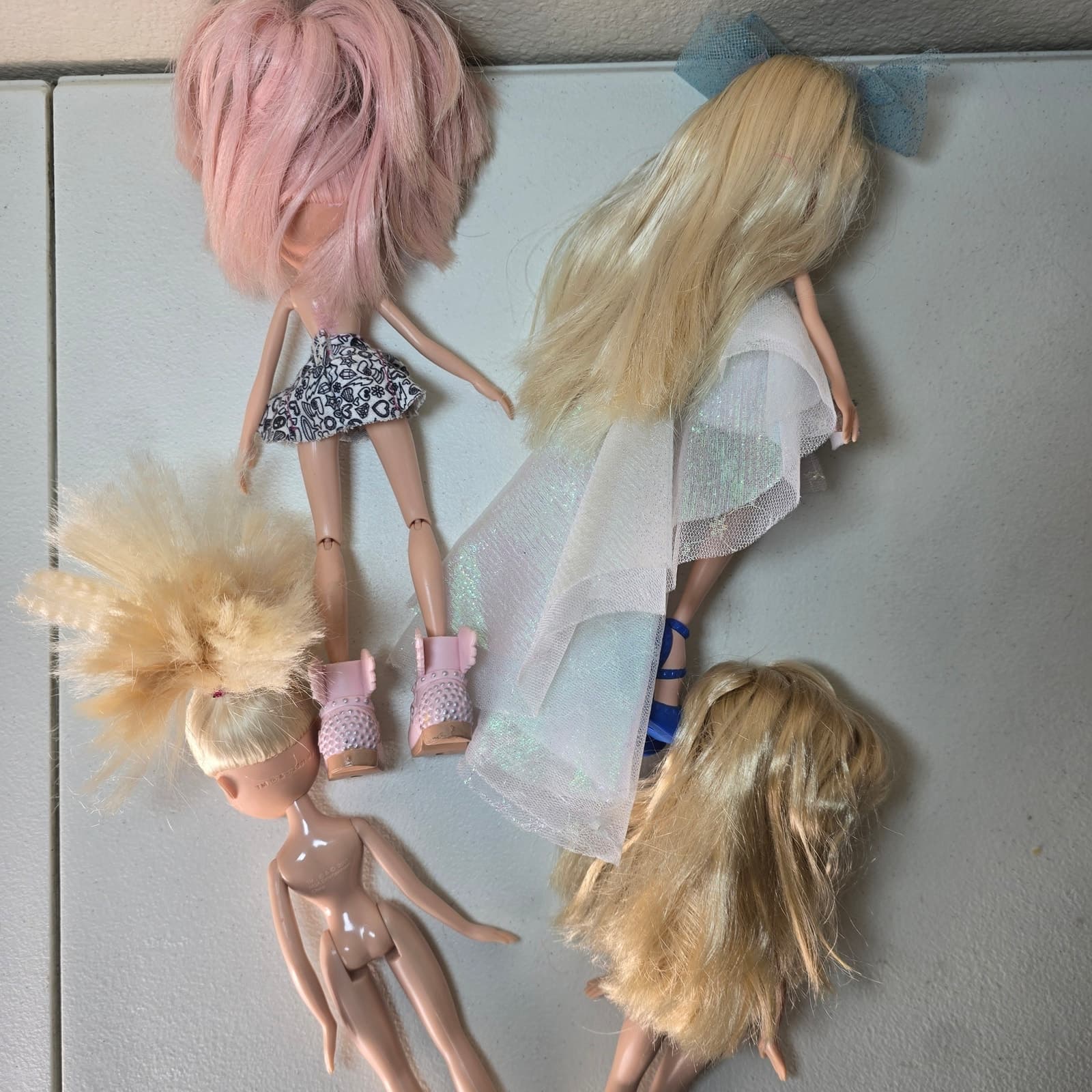 Bratz Cloe Bundle - Dolls Clothes Shoes Selfie Stick Metallic Winter Wonderland - Thumbnail 6