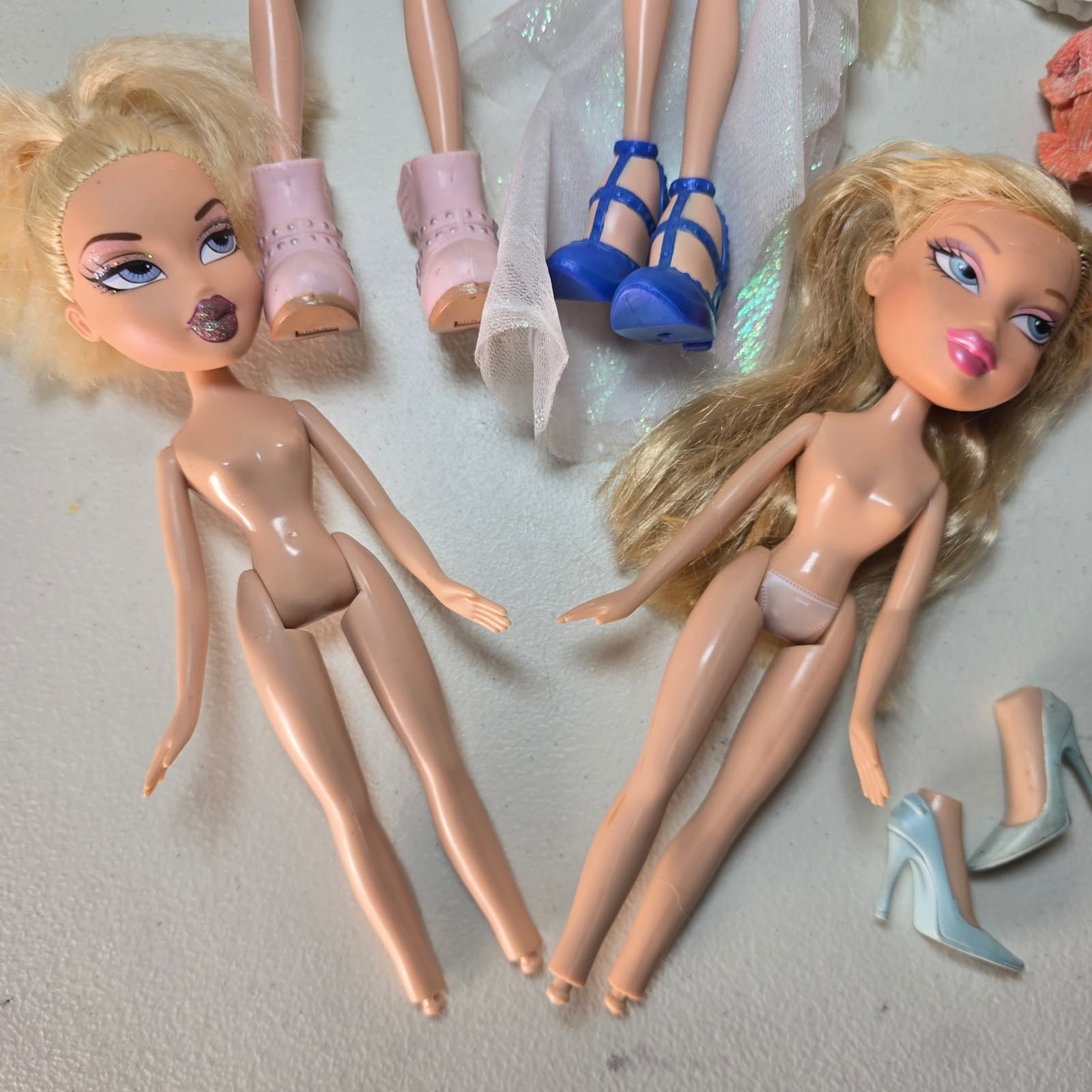 Bratz Cloe Bundle - Dolls Clothes Shoes Selfie Stick Metallic Winter Wonderland - Thumbnail 3