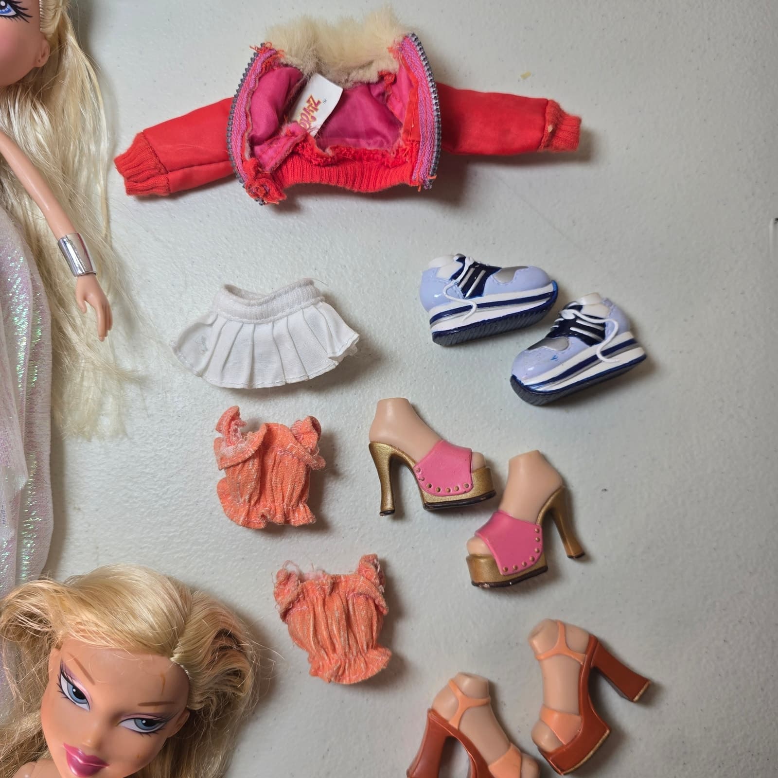 Bratz Cloe Bundle - Dolls Clothes Shoes Selfie Stick Metallic Winter Wonderland - Thumbnail 4