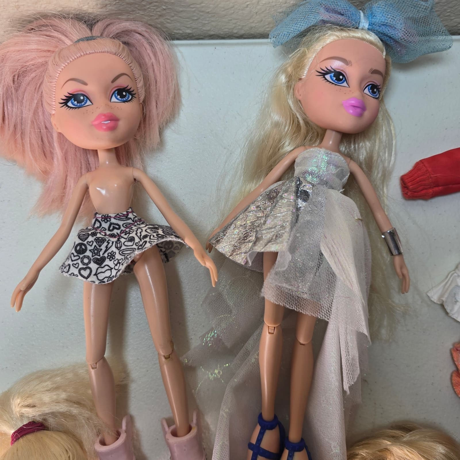 Bratz Cloe Bundle - Dolls Clothes Shoes Selfie Stick Metallic Winter Wonderland - Thumbnail 2