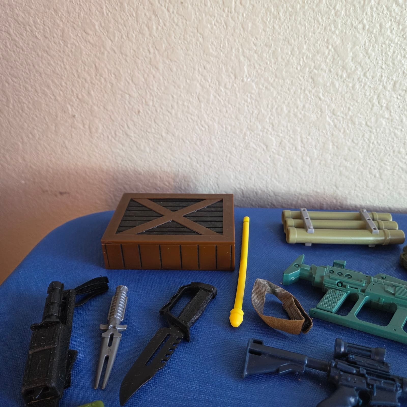 VINTAGE HUGE 50+ piece bundle 90's GI JOE weapons guns knives missile launchers - Thumbnail 8
