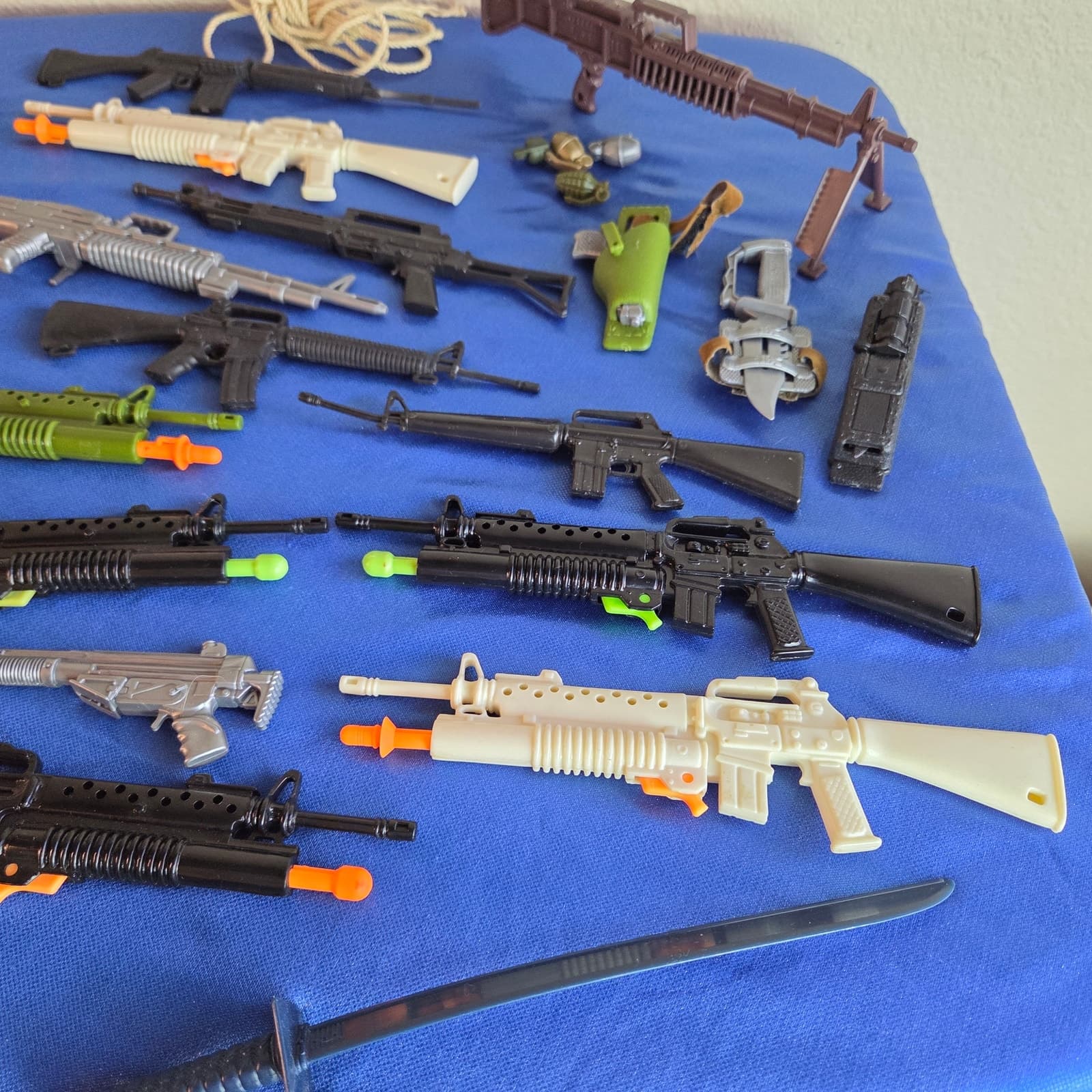 VINTAGE HUGE 50+ piece bundle 90's GI JOE weapons guns knives missile launchers - Thumbnail 5