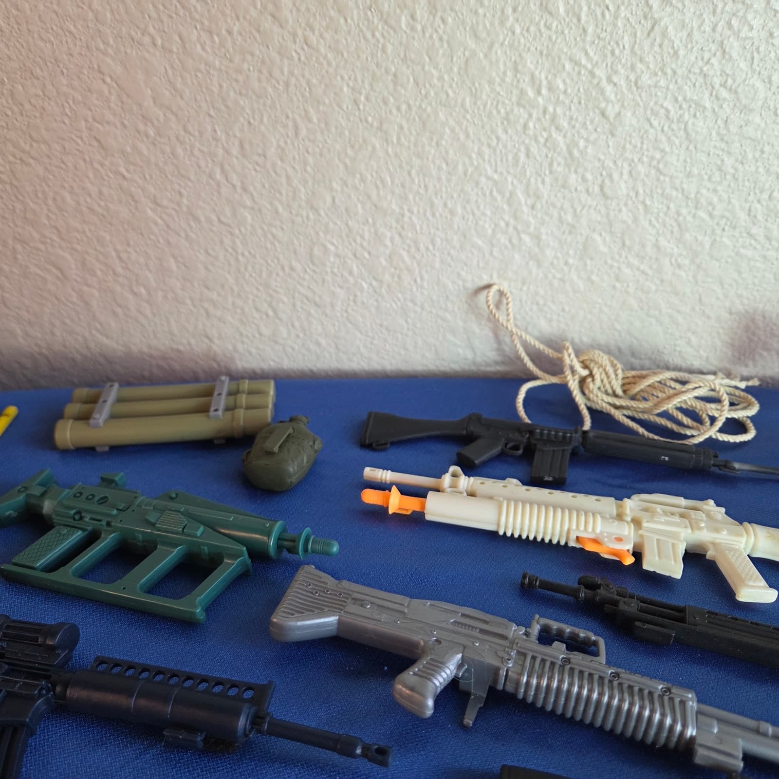VINTAGE HUGE 50+ piece bundle 90's GI JOE weapons guns knives missile launchers - Thumbnail 7