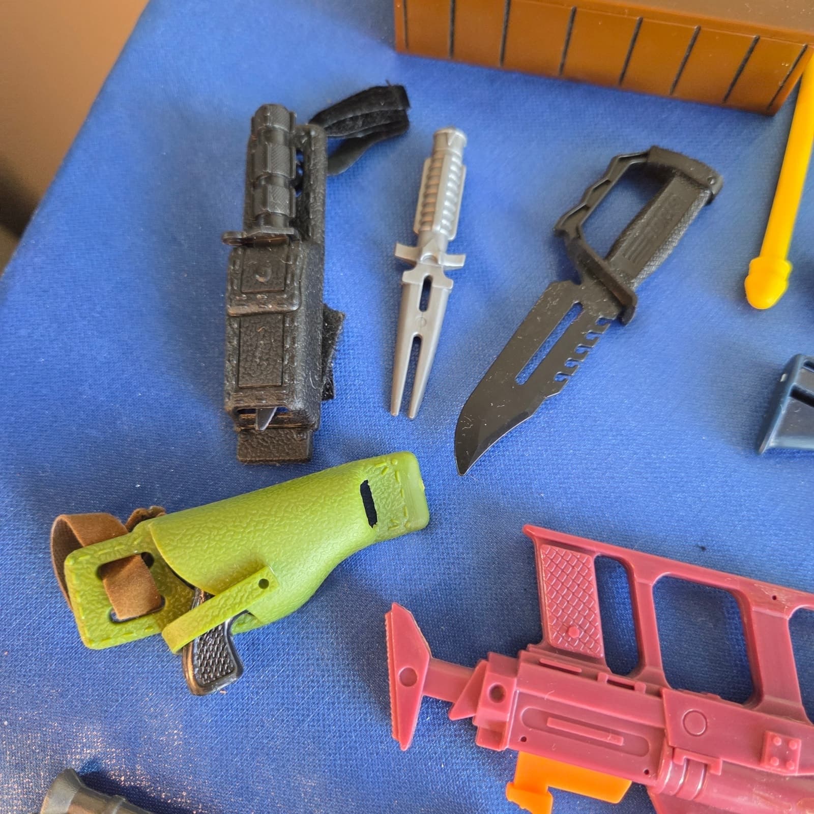 VINTAGE HUGE 50+ piece bundle 90's GI JOE weapons guns knives missile launchers - Thumbnail 10