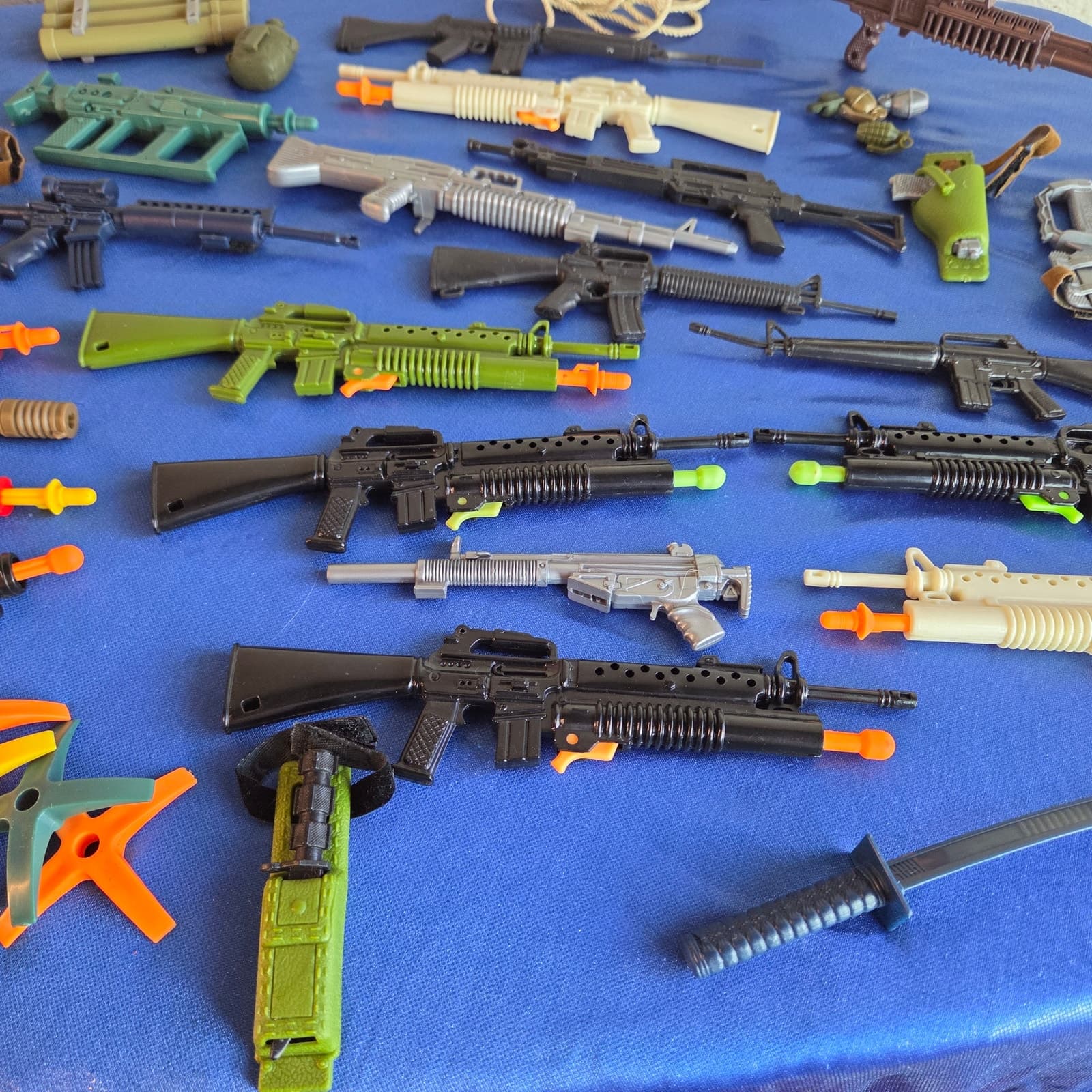 VINTAGE HUGE 50+ piece bundle 90's GI JOE weapons guns knives missile launchers - Thumbnail 4