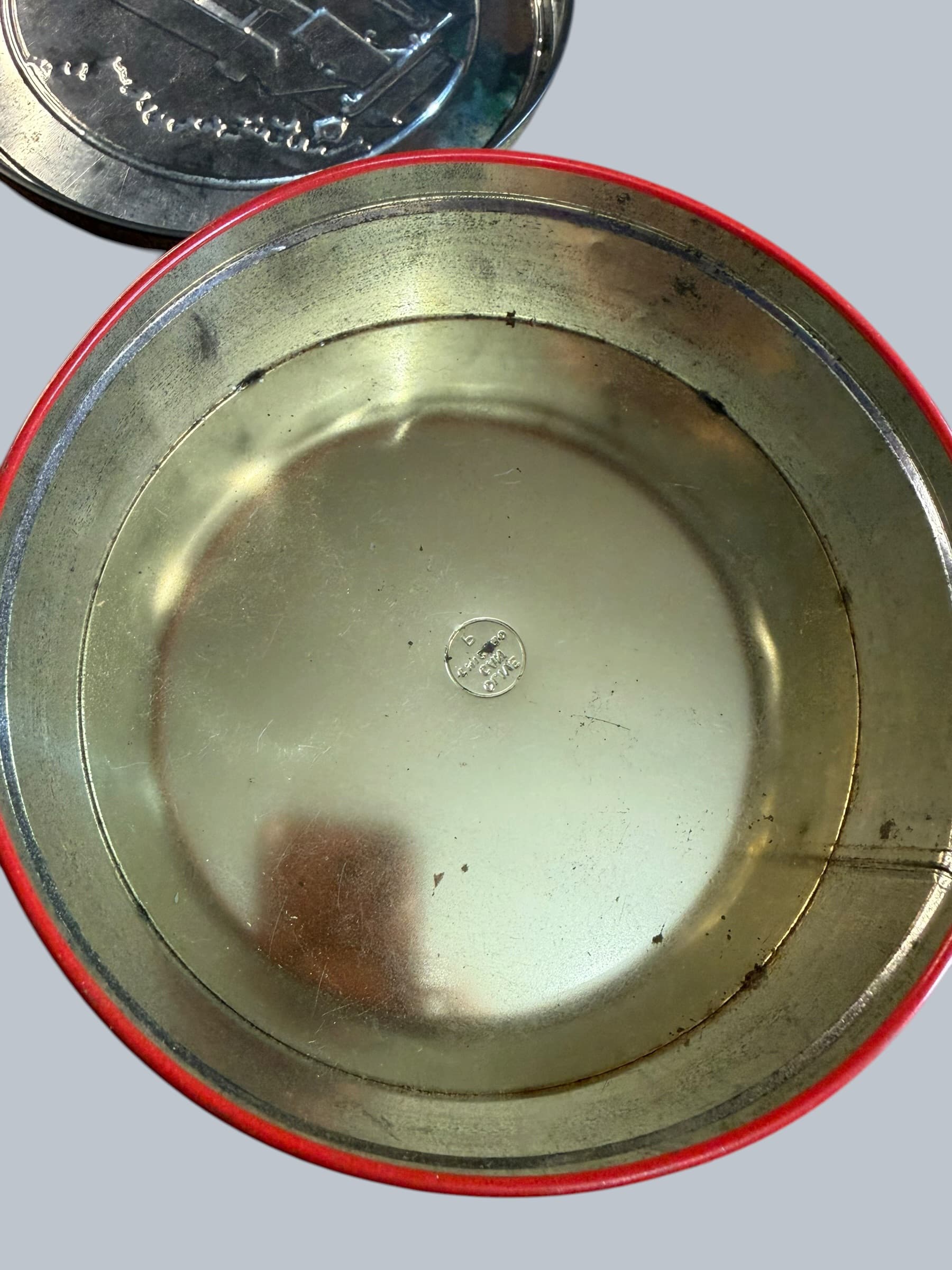 Vintage 1940s Hampshire House Hotel Fruitcake Tin Olive Can Chicago Embossed Red - Thumbnail 4