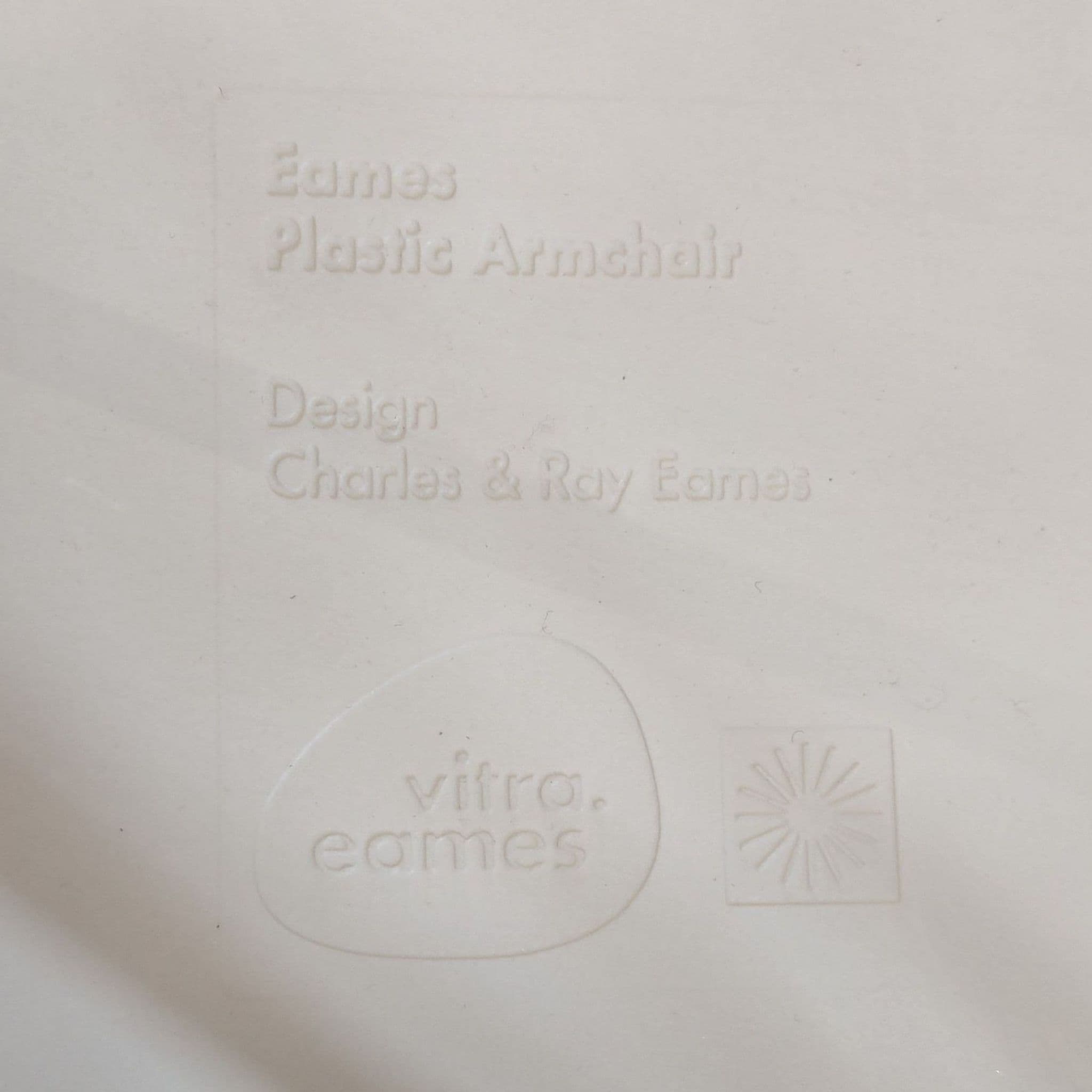 Eames Eolo Modern White Dining Set with Oval Table and 4 Eiffel Chairs - Thumbnail 9