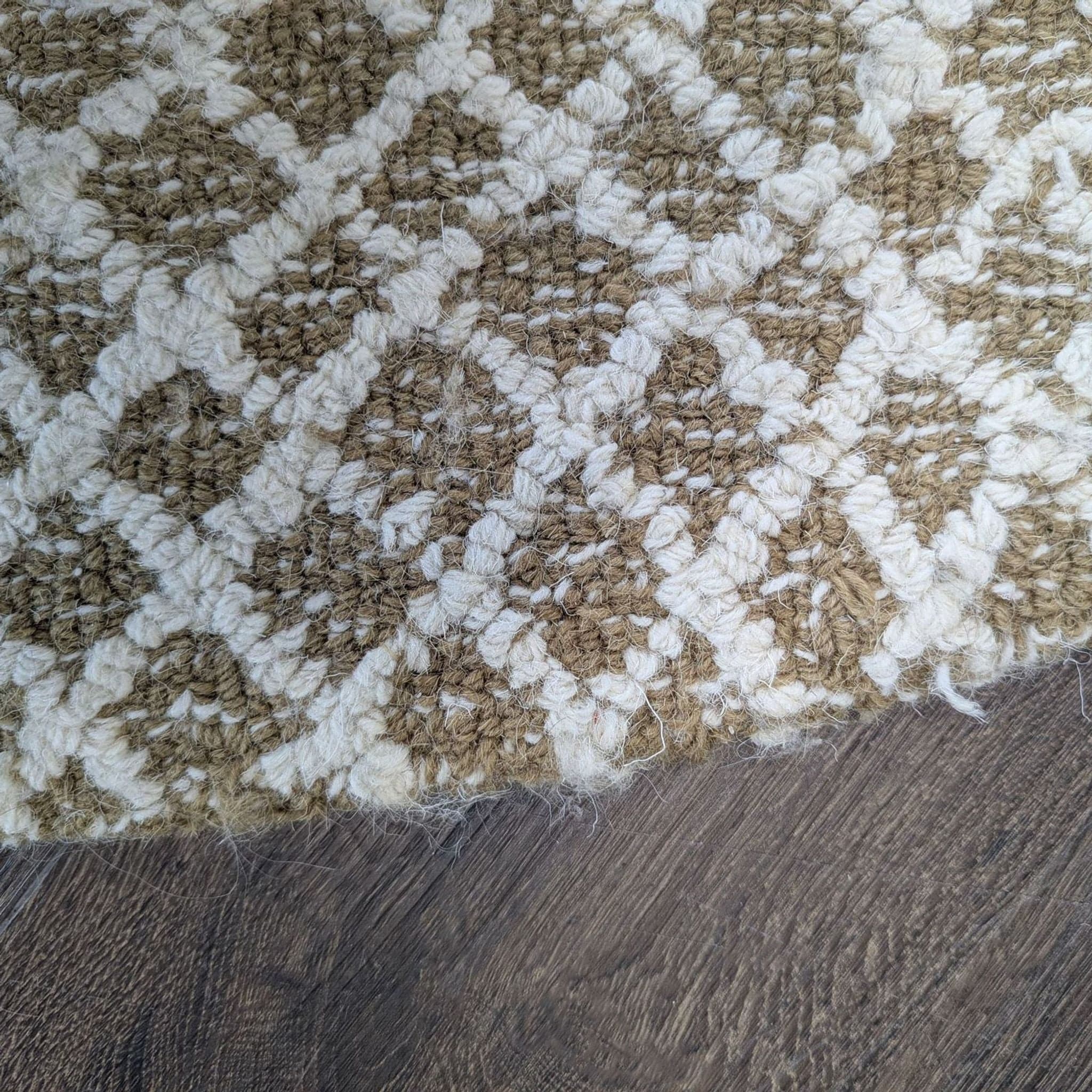 Safavieh 5’ Beige/Ivory Wool Micro-Loop Round Area Rug - Thumbnail 3