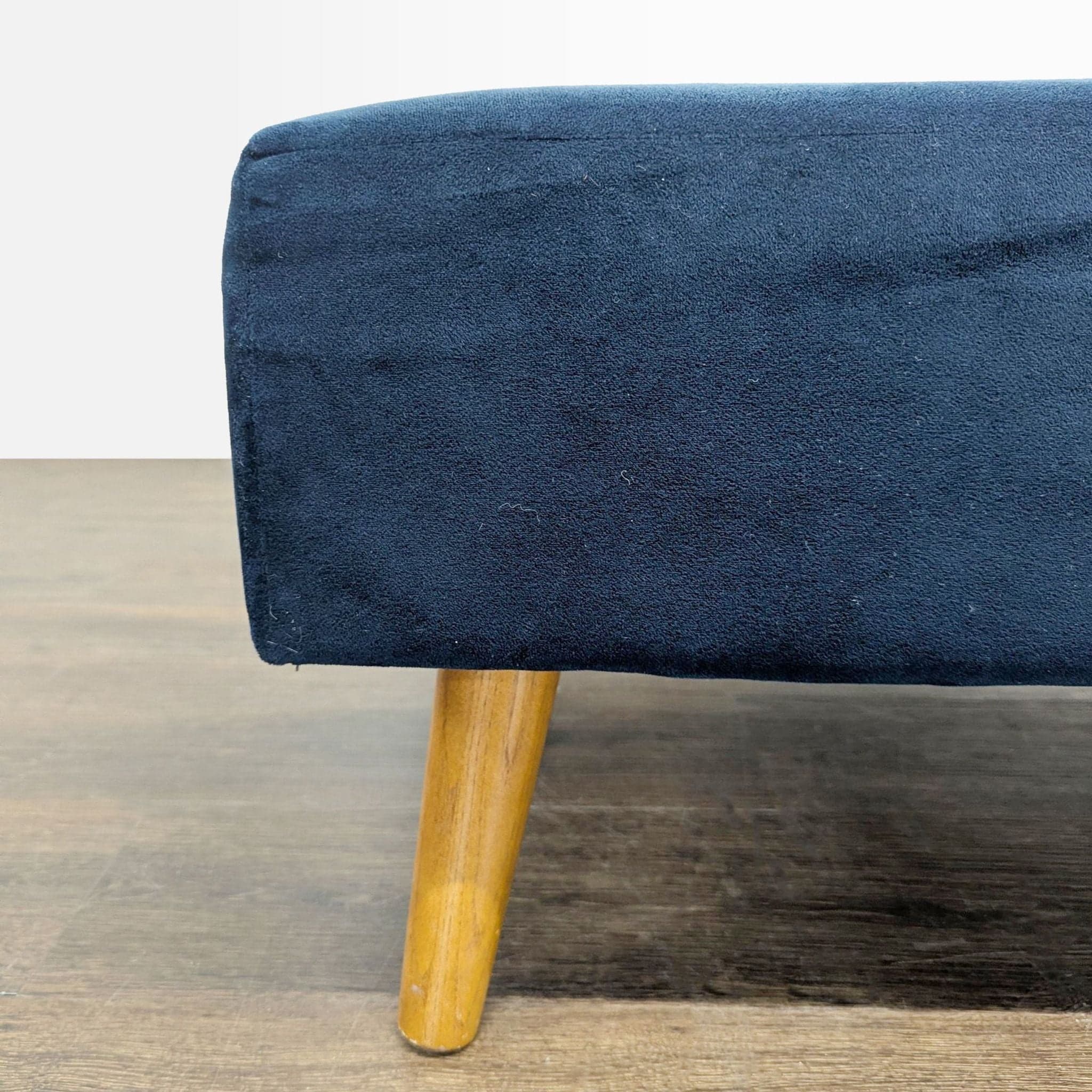 Tufted Ottoman on Wood Legs - Thumbnail 4