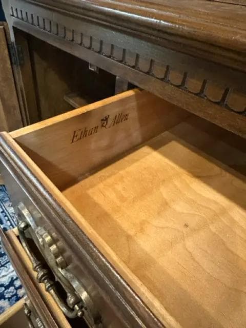 Ethan Allen Classic Manor Lighted China Cabinet/Hutch - Thumbnail 4