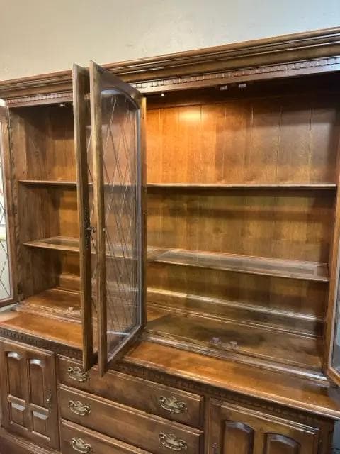 Ethan Allen Classic Manor Lighted China Cabinet/Hutch - Thumbnail 2