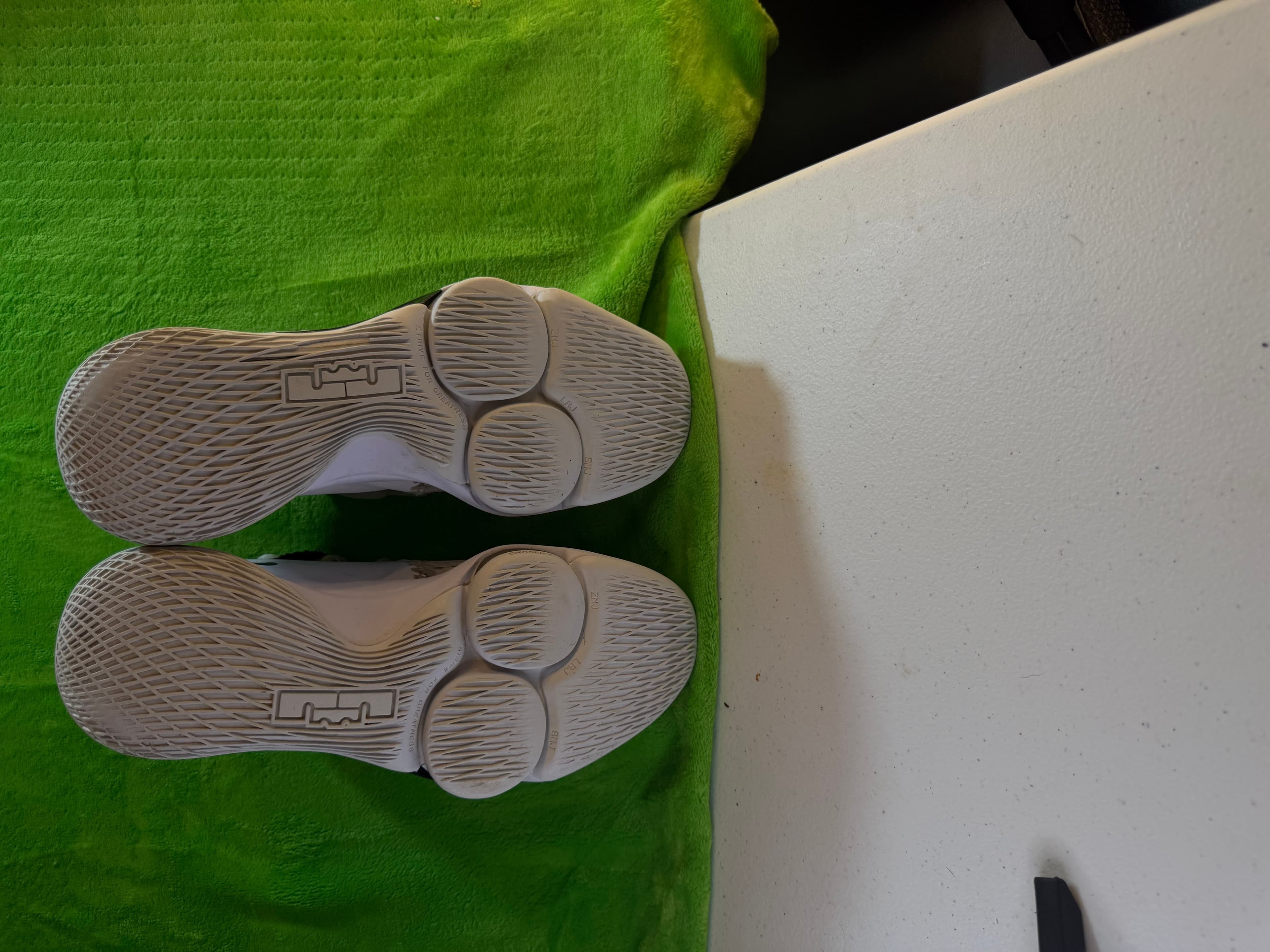 Nike LeBron Witness 5 Mens 7.5 White Black Basketball Sneakers CQ9380-101 - Thumbnail 6