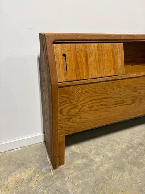 Queen Size Wood Headboard with 2 Sliding Doors and Bookshelves - Thumbnail 2