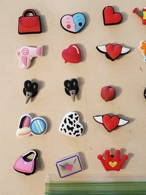 LOT(30) CROCS Charms 'HEART' shoe jibbitz for sandals cloggs. Fits adult & youth - Thumbnail 3