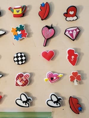 LOT(30) CROCS Charms 'HEART' shoe jibbitz for sandals cloggs. Fits adult & youth - Thumbnail 4