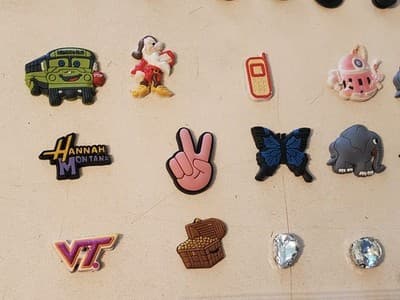 LOT(42) CROCS Charms 'PARTS' shoe jibbitz for sandals cloggs. Fits adult &yout - Thumbnail 3