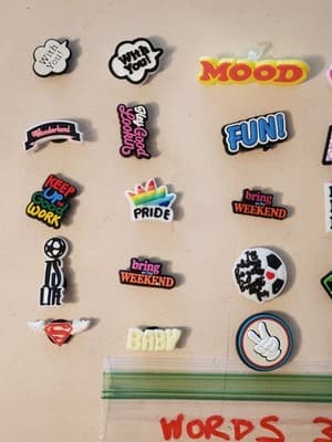 LOT(30) CROCS Charms 'WORDS' shoe jibbitz for sandals cloggs. Fits adult &yout - Thumbnail 3