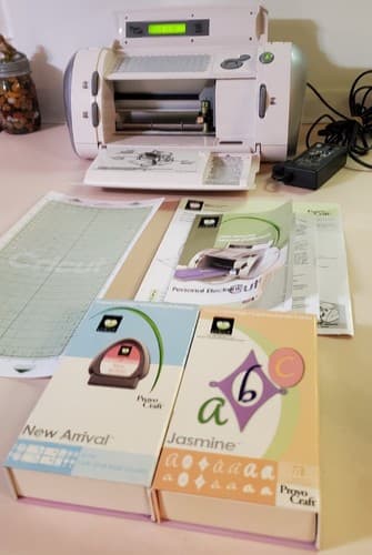 CRICUT CRV001 Personal Elec Cut Machine. Bundle unit, orig box mat, 2 cartridges - Image 1